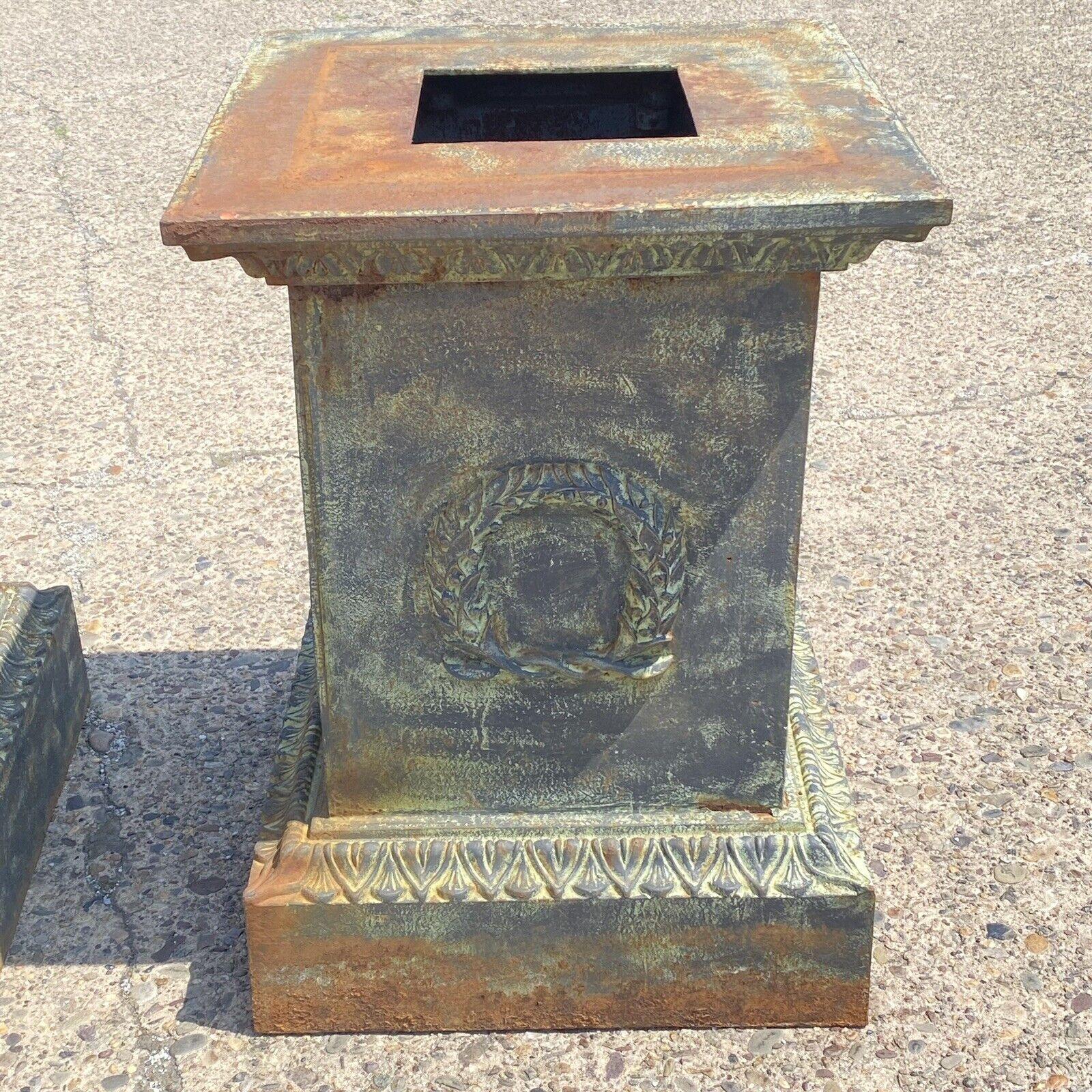 Moulage Paire de grandes urnes de jardin en fonte de style néoclassique avec couronne de fleurs vertes The Pedestal Base en vente