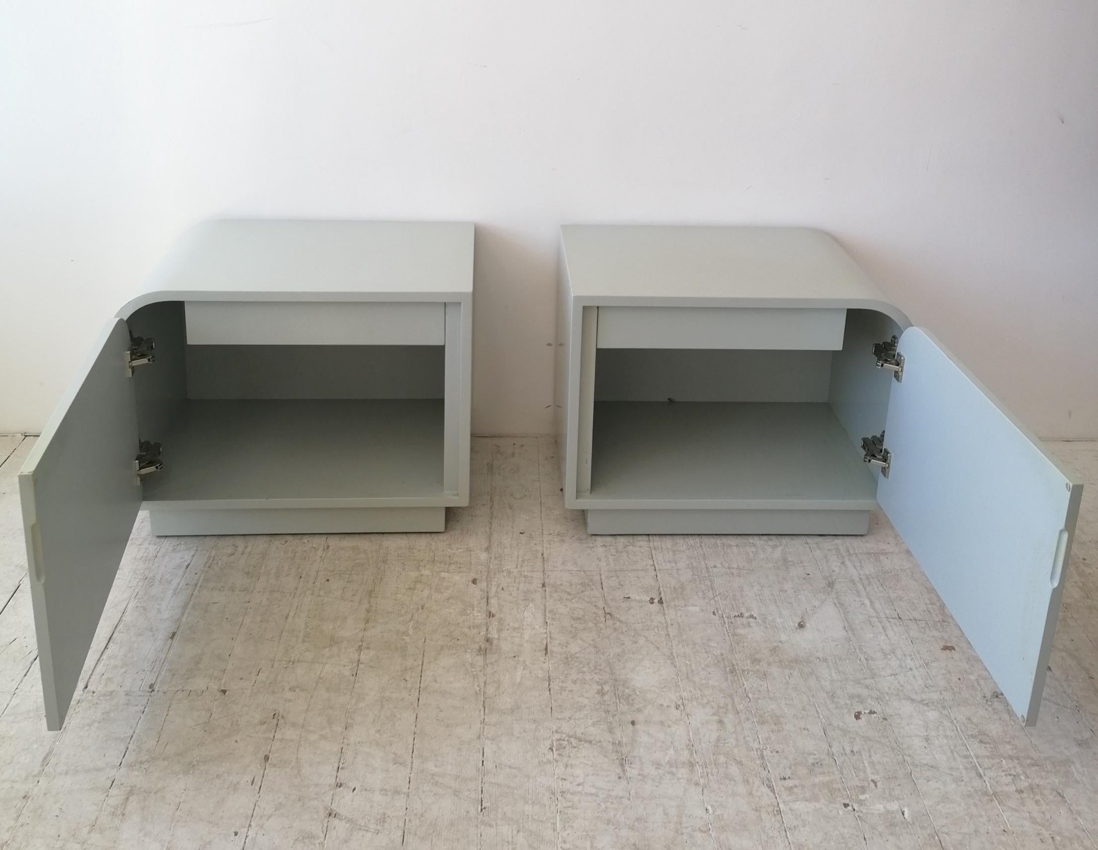 Pair large postmodern lacquered American bedside cabinets / nightstands, 1980s For Sale 7