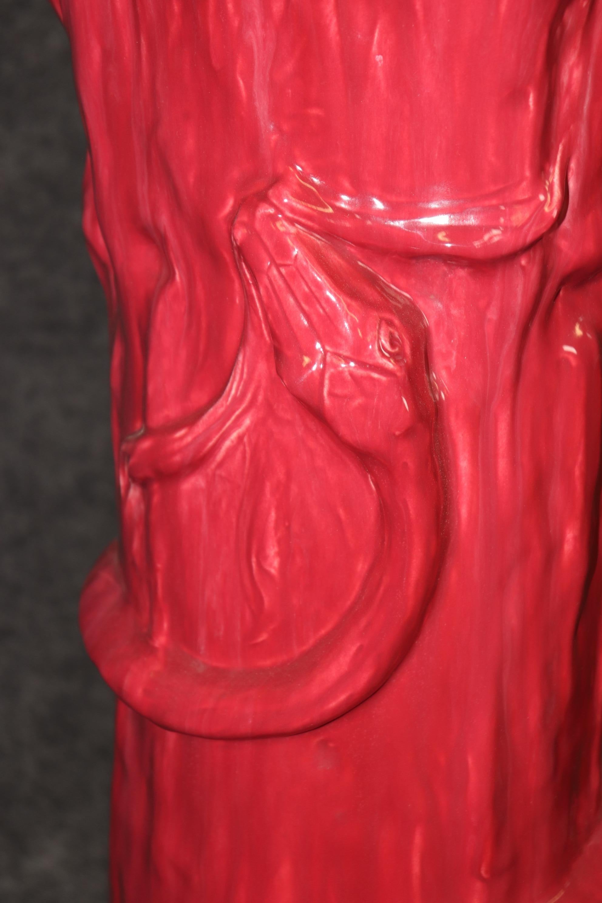 Paire de grandes jardinières deux pièces Majolica rouges et bleues figuratives d'une jeune fille nageant en vente 3