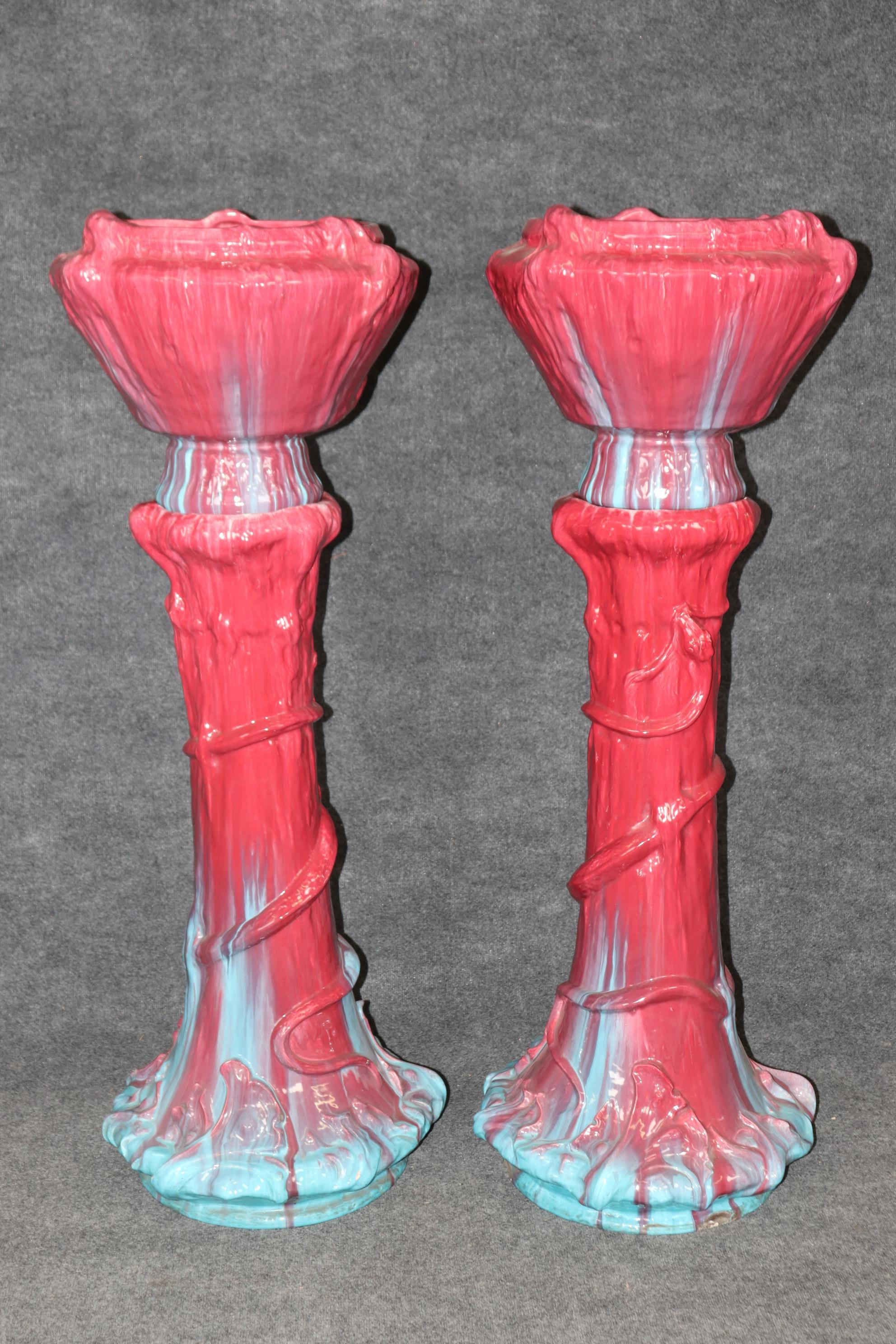 Espagnol Paire de grandes jardinières deux pièces Majolica rouges et bleues figuratives d'une jeune fille nageant en vente
