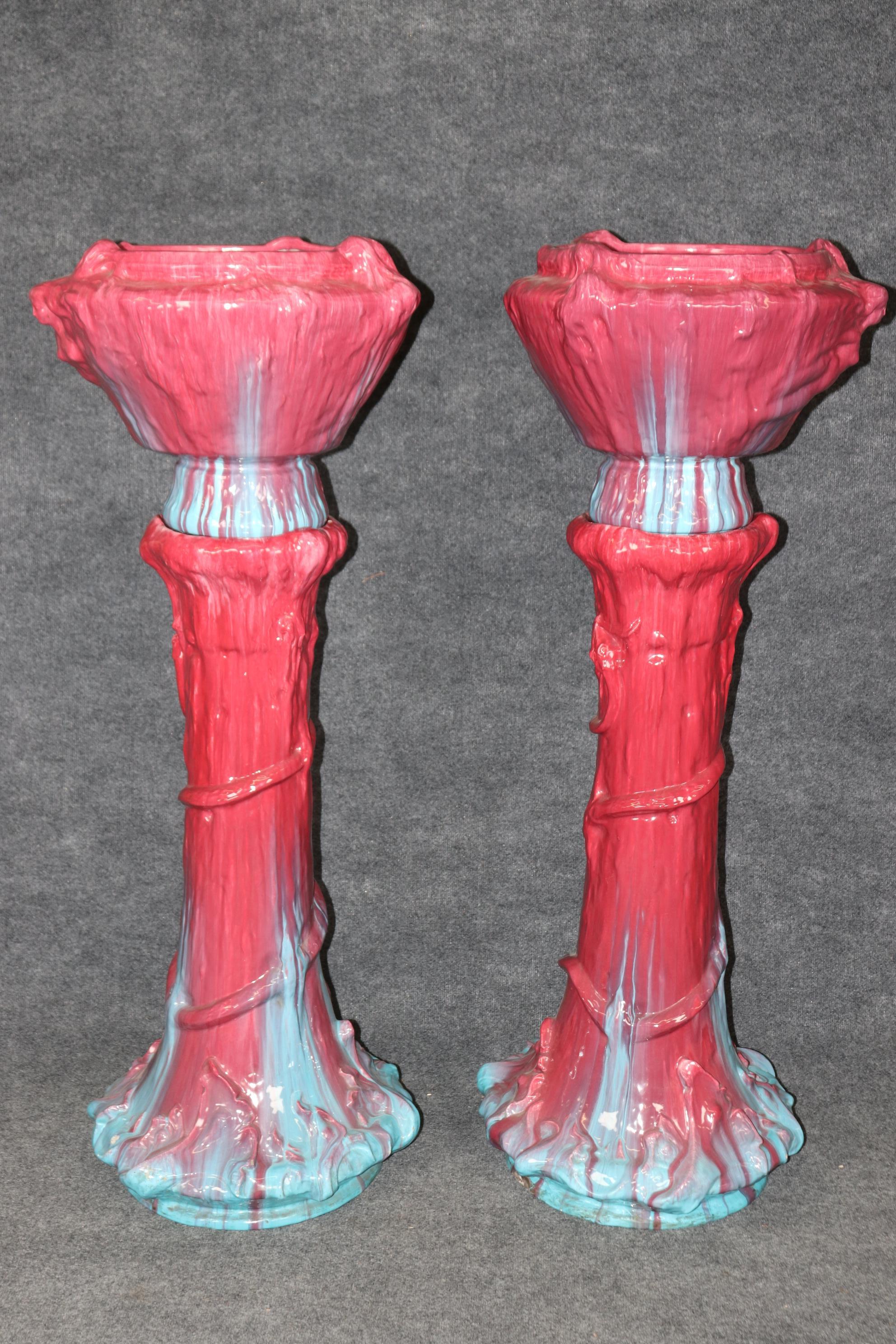 Paire de grandes jardinières deux pièces Majolica rouges et bleues figuratives d'une jeune fille nageant Bon état - En vente à Swedesboro, NJ