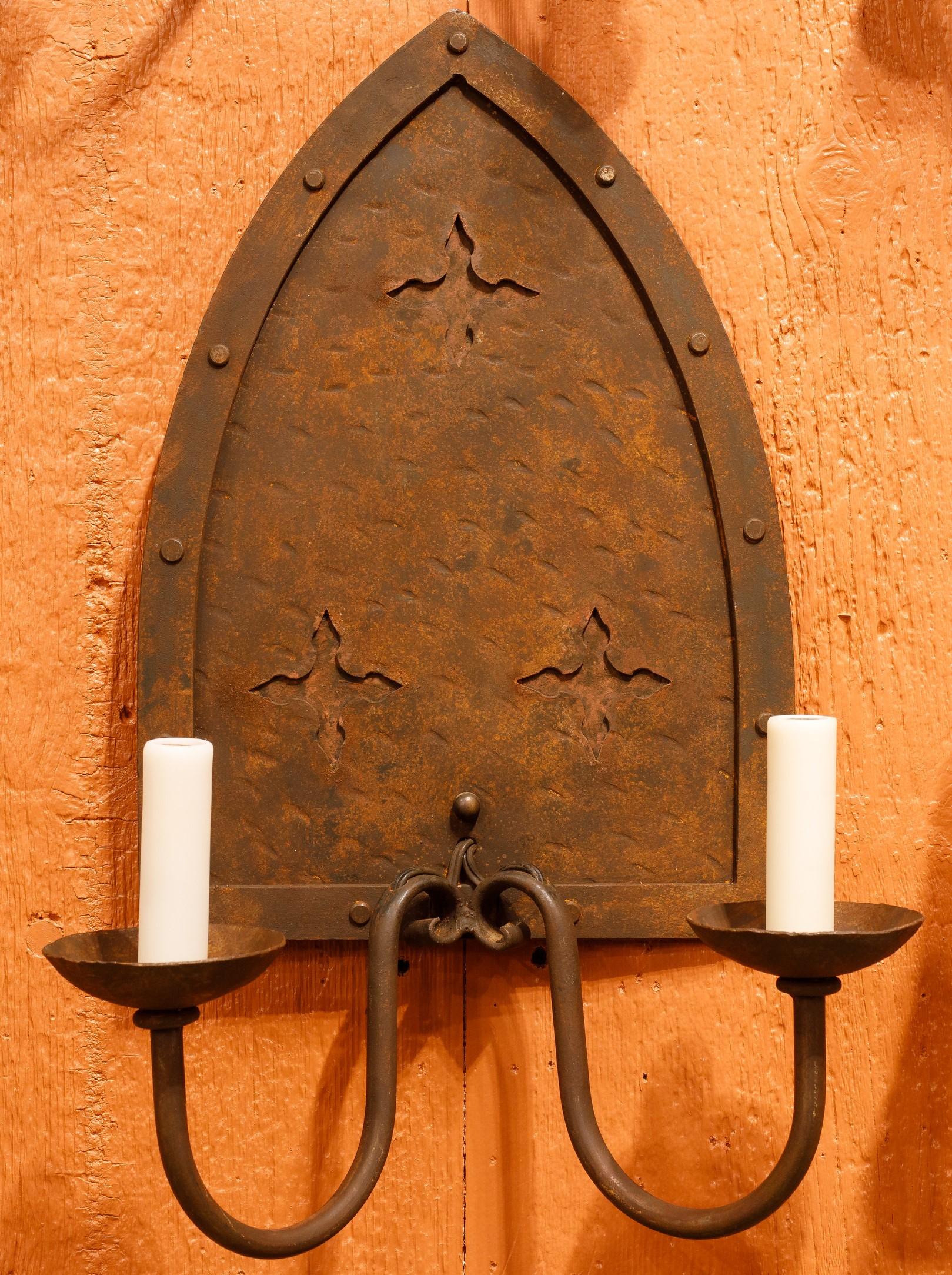 Paar großmaßstäbliche neugotische zweiarmige Wandleuchter aus Eisen im Stil des Kunsthandwerks (Neugotik) im Angebot