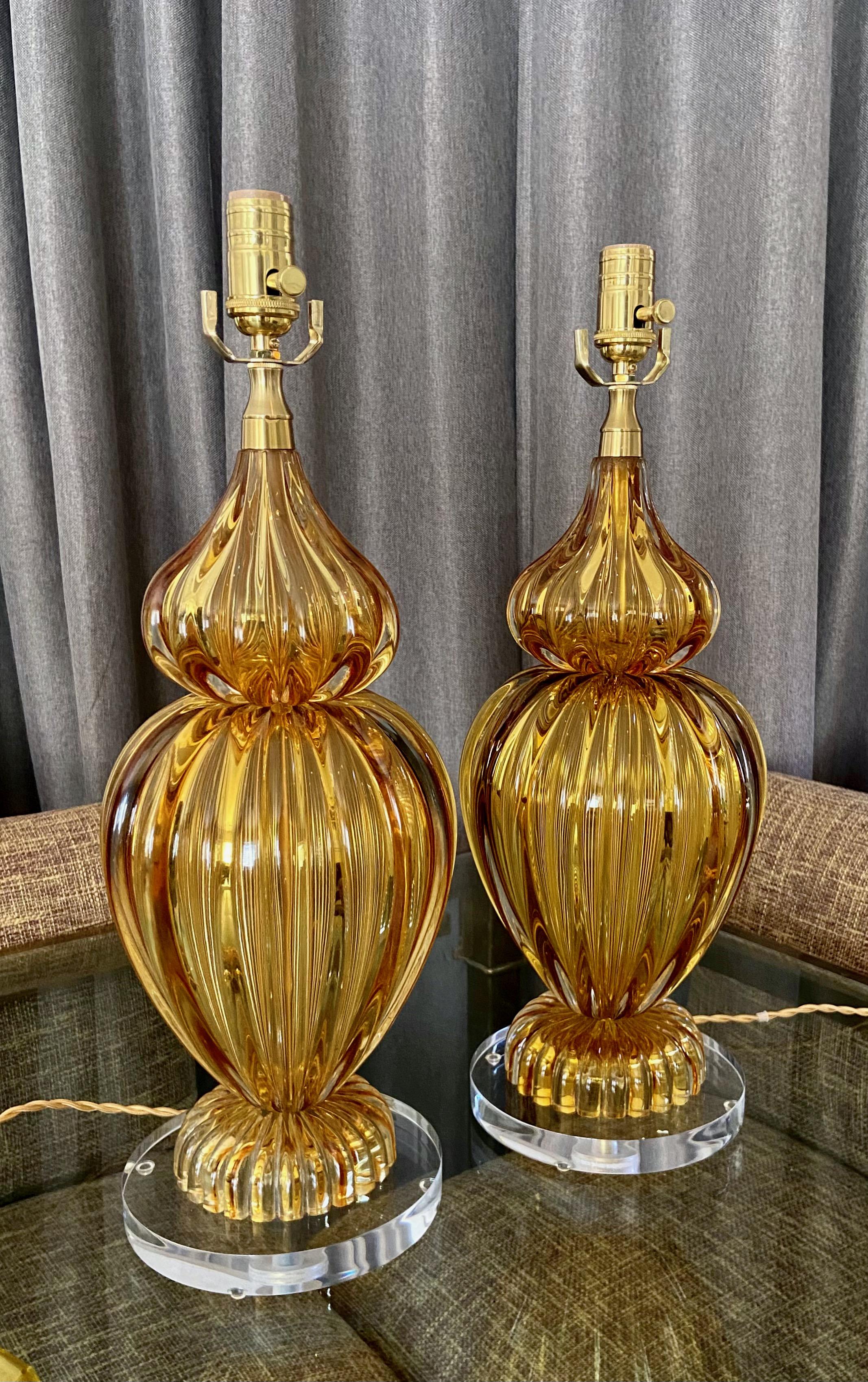 italien Paire de grandes lampes de table Seguso Murano en ambre doré en vente