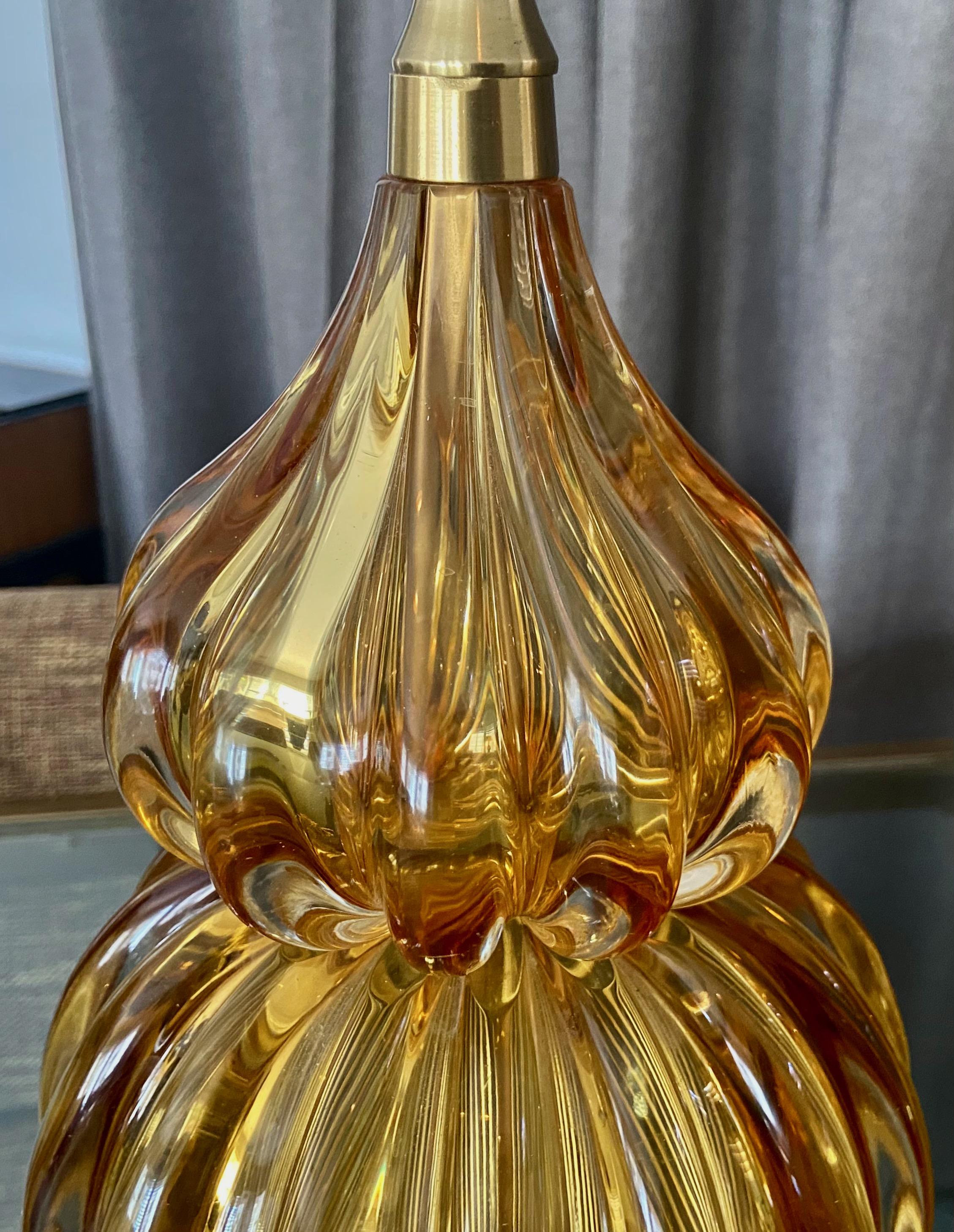 Milieu du XXe siècle Paire de grandes lampes de table Seguso Murano en ambre doré en vente