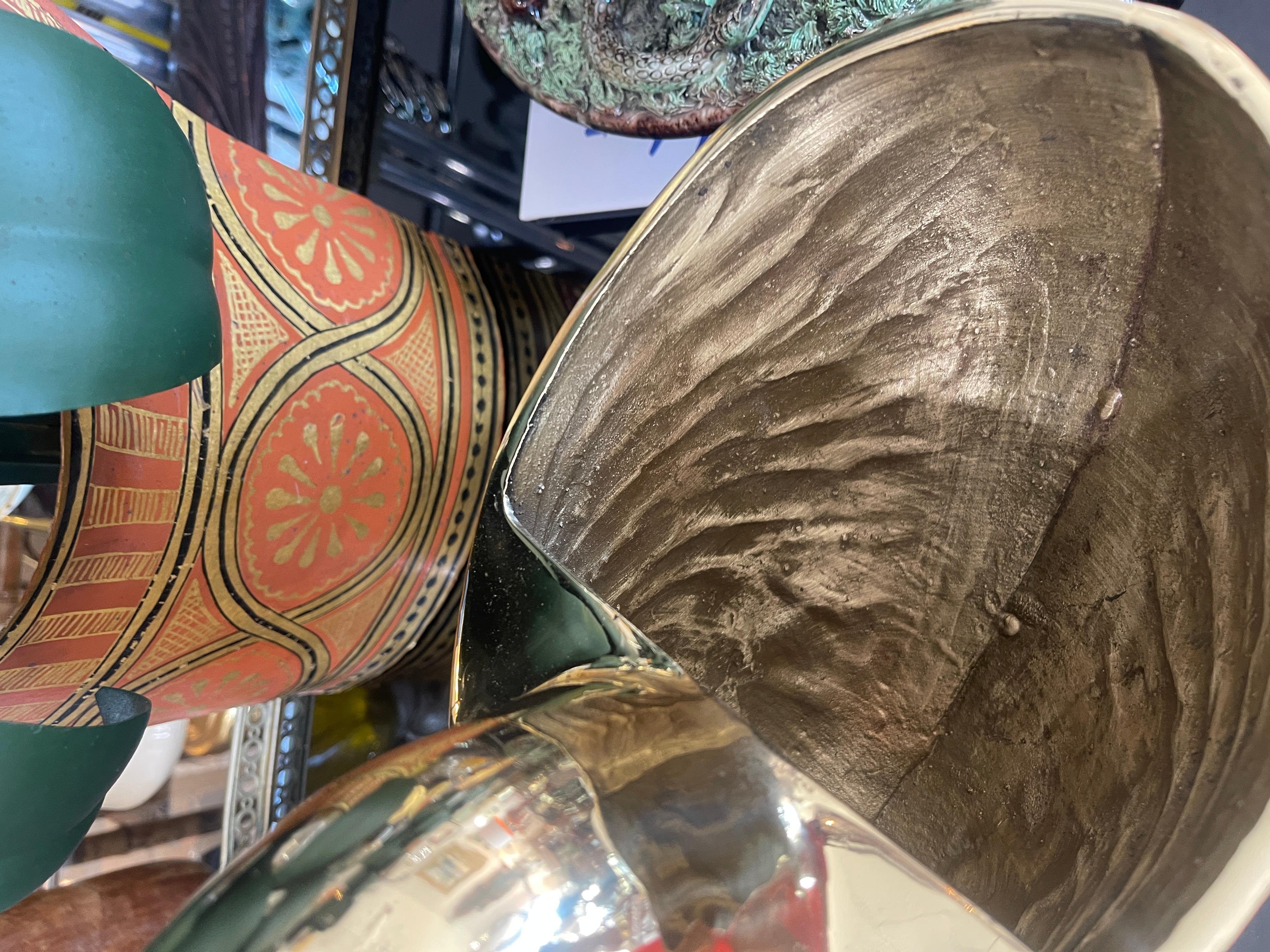 Paar Groß  Nautilus Shell Flaschenkühler oder Pflanzgefäße aus massivem Messing im Angebot 1