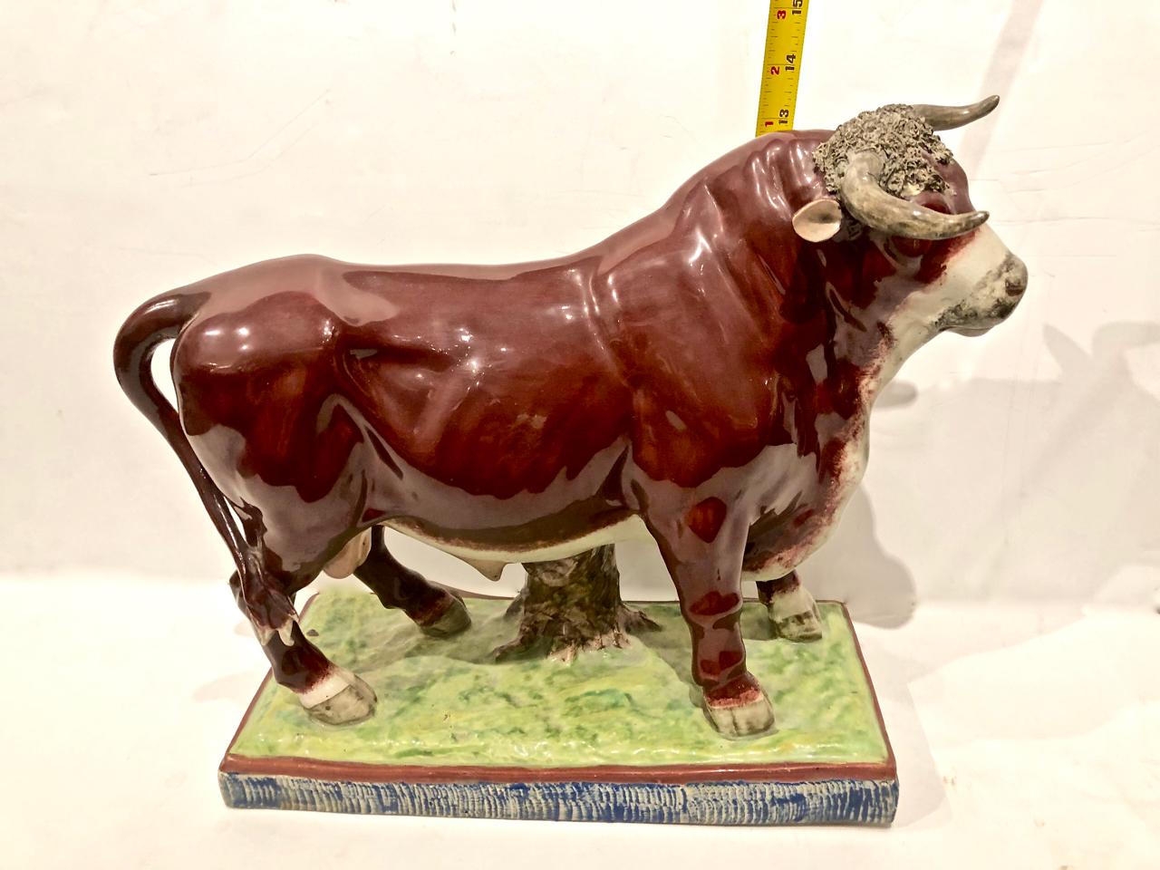Regency Paire de grands taureau et vache du Staffordshire:: début du XIXe siècle en vente