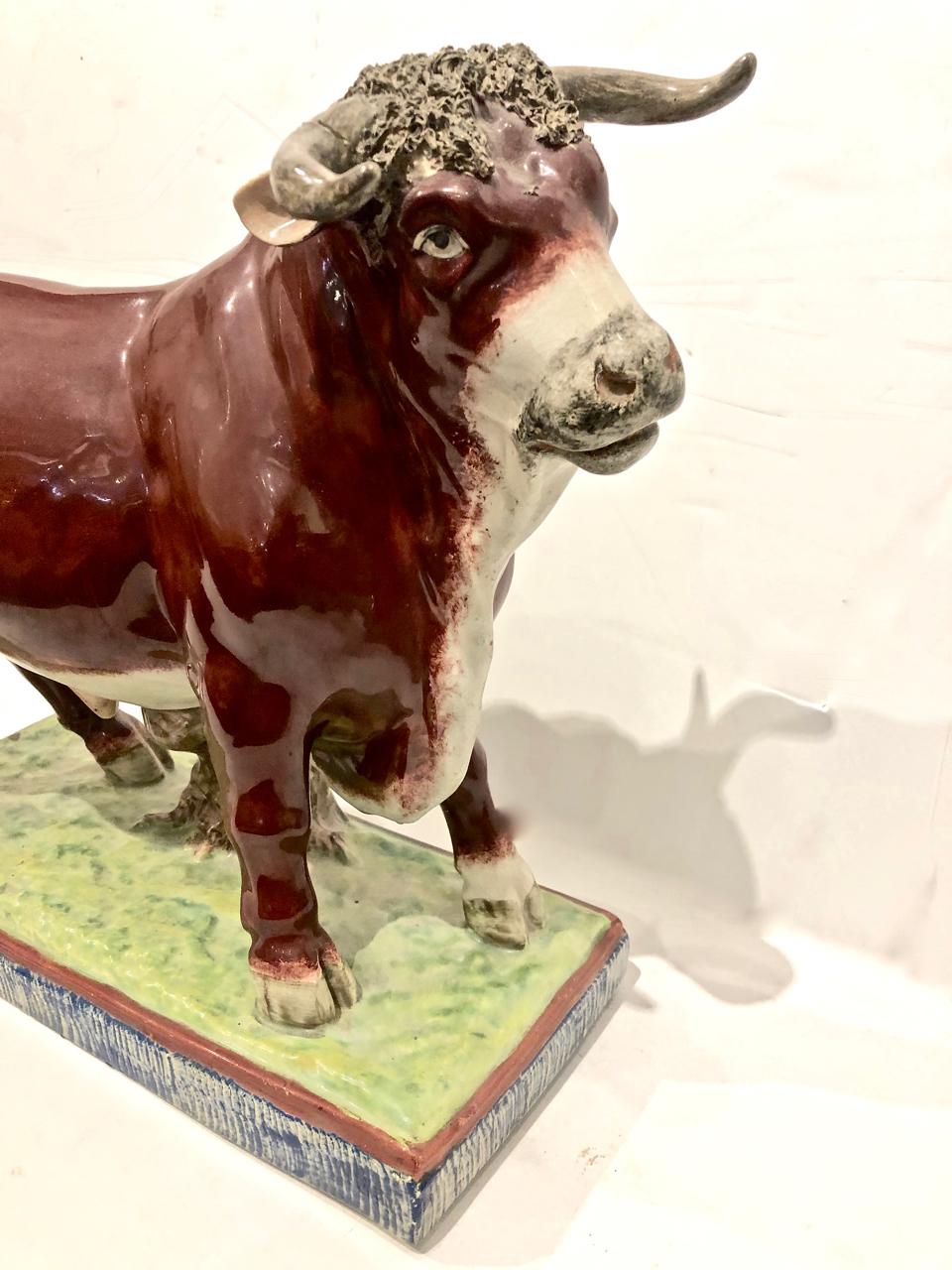 Paire de grands taureau et vache du Staffordshire:: début du XIXe siècle Bon état - En vente à Pasadena, CA