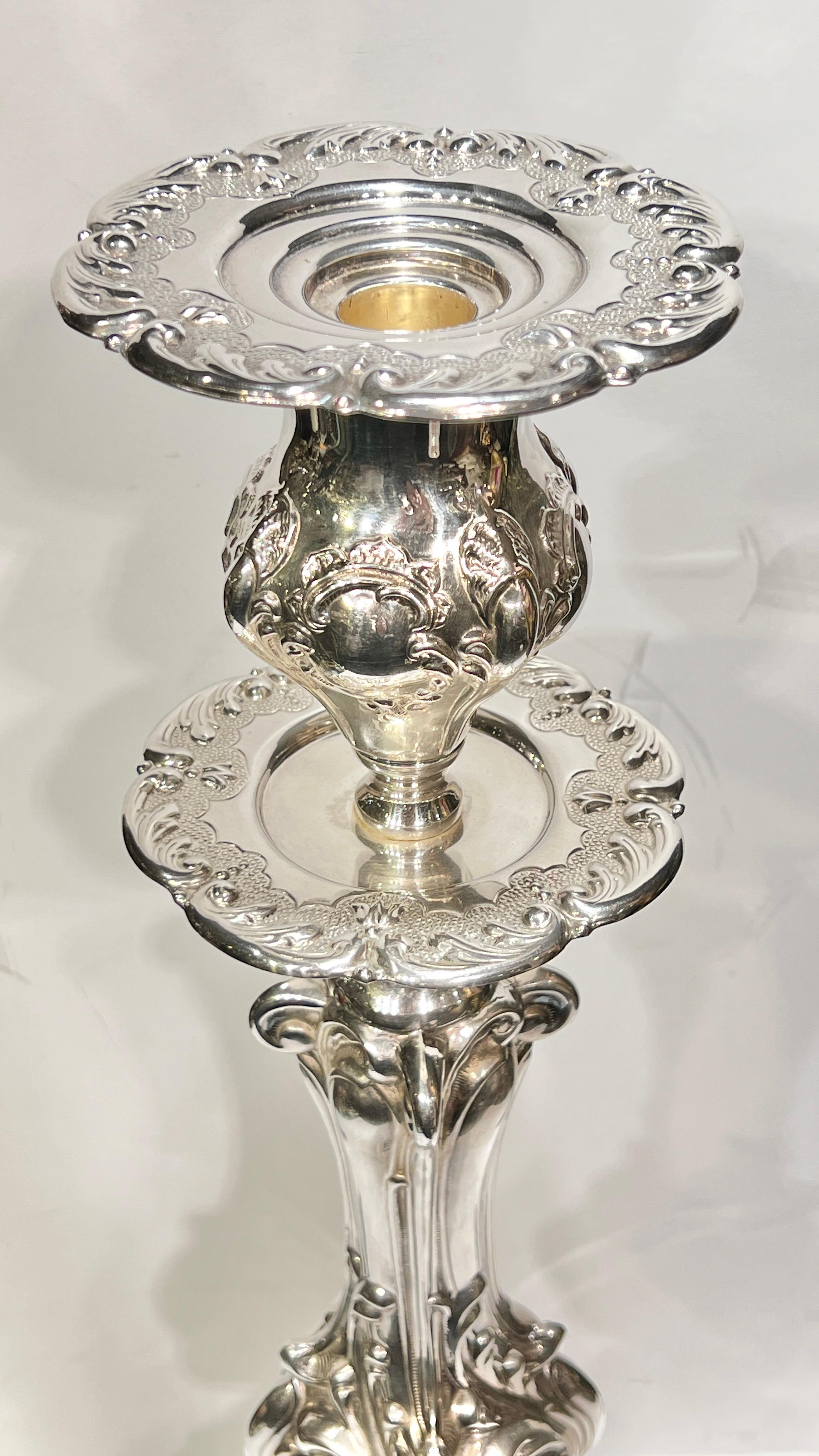 Coppia di candelieri in argento sterling molto grandi, alti 26 pollici, con elementi di stile barocco e rococò della manifattura Hazorfim di New York.  Ciascuna misura 9 x 9 x 26 pollici e circa 71,5 tonnellate.  Firmato.  Condizioni eccellenti.
