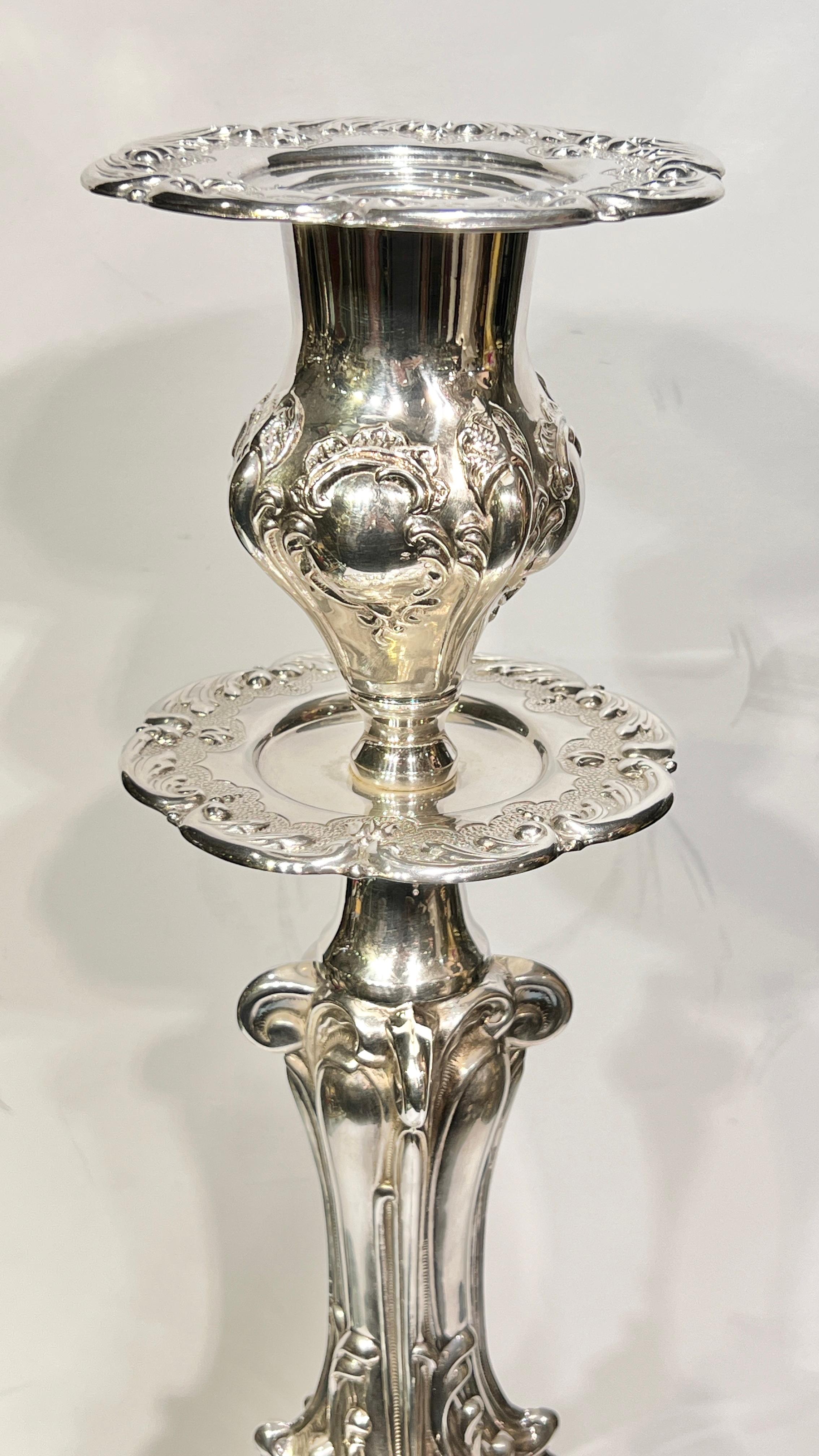 Barocco Coppia di grandi candelabri in argento sterling in stile barocco/rococò -- 26 pollici in vendita