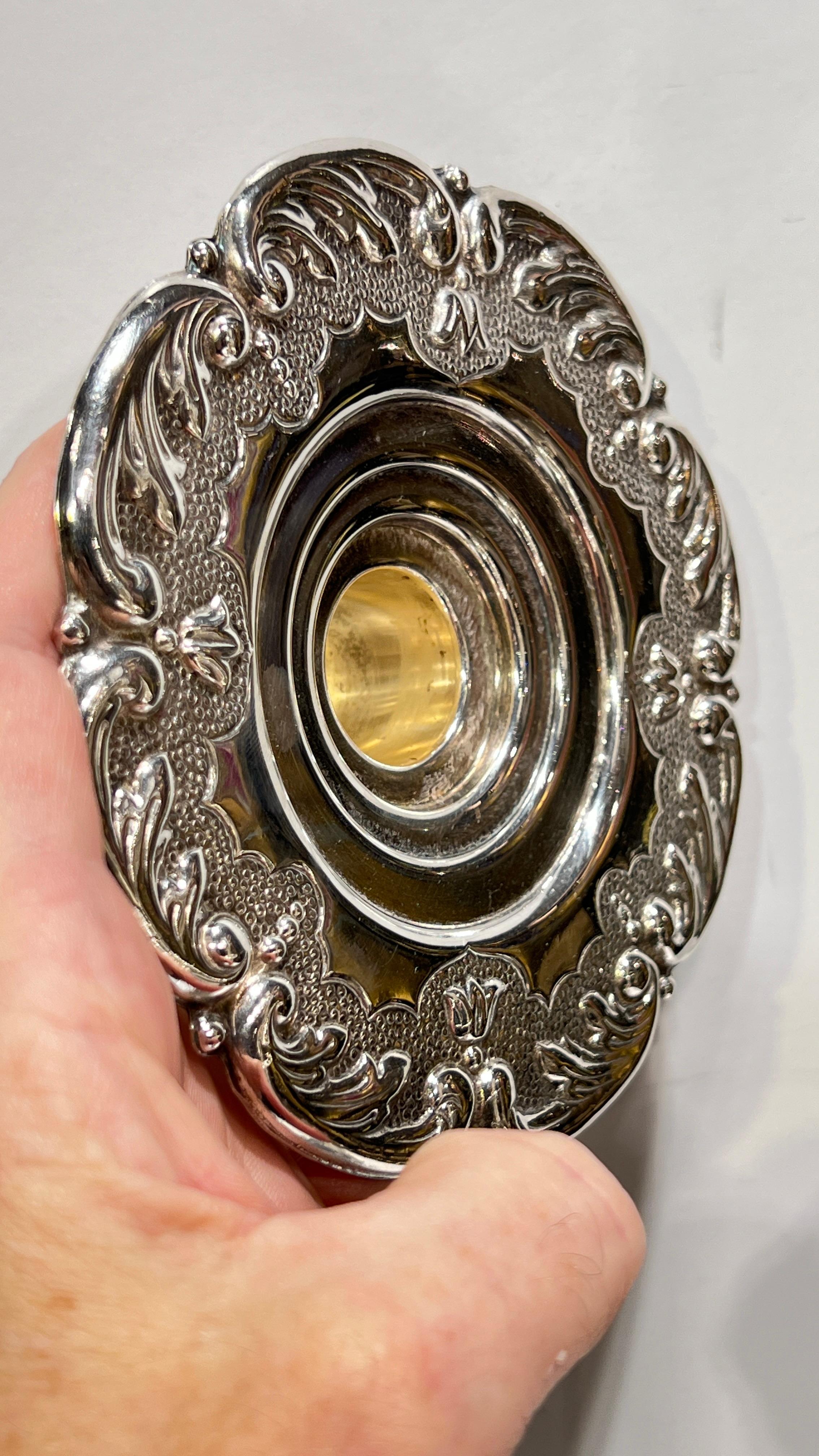 Sbalzo Coppia di grandi candelabri in argento sterling in stile barocco/rococò -- 26 pollici in vendita