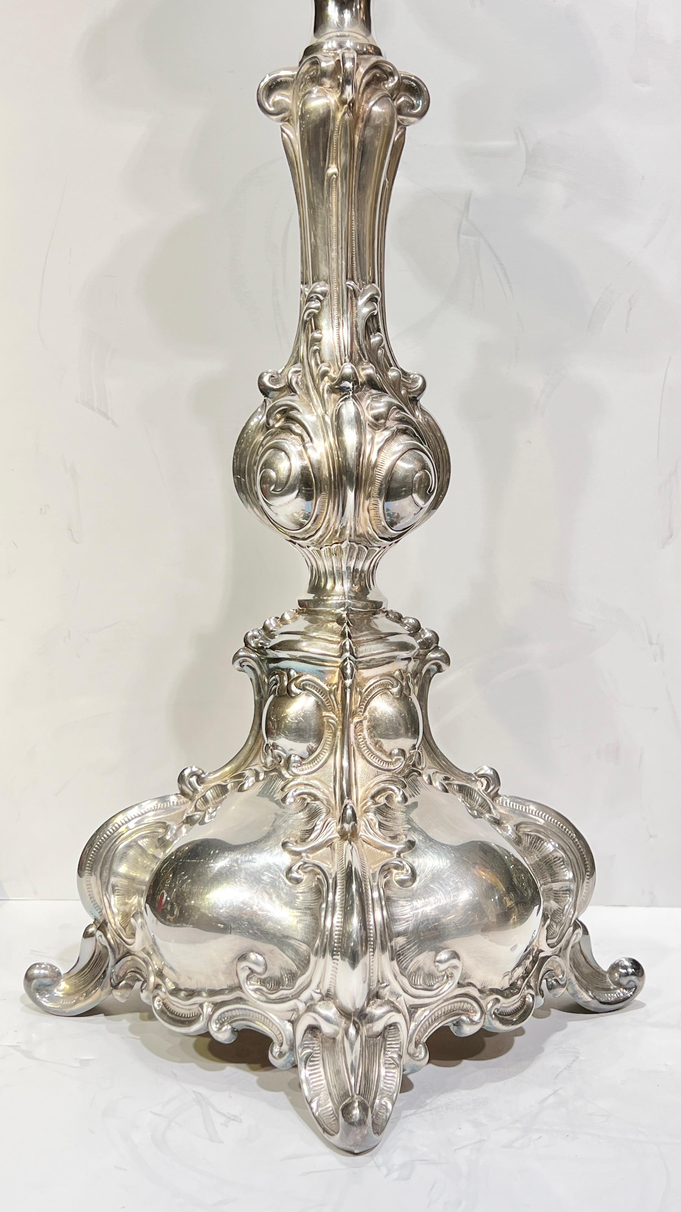 Coppia di grandi candelabri in argento sterling in stile barocco/rococò -- 26 pollici In condizioni buone in vendita a New York, NY