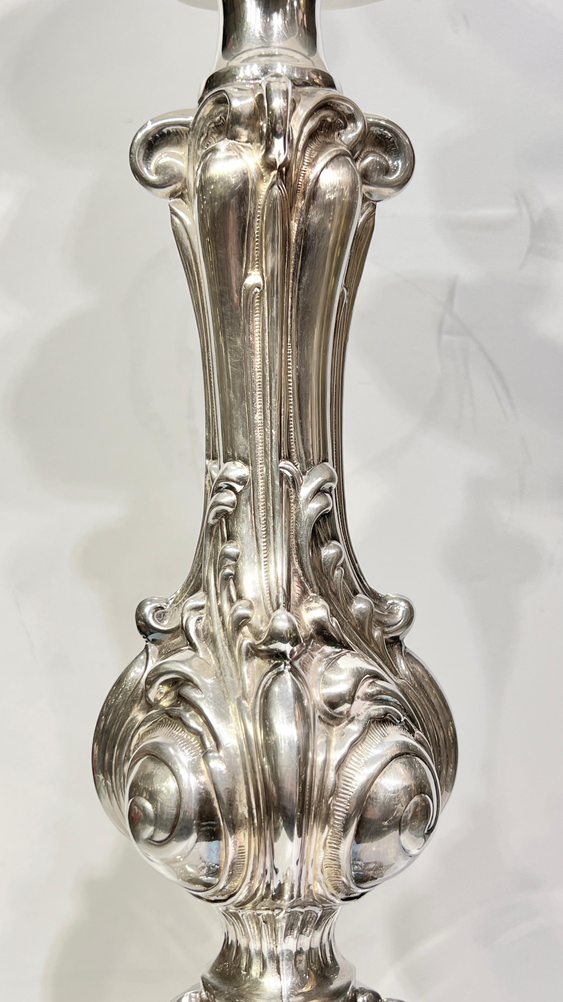 XX secolo Coppia di grandi candelabri in argento sterling in stile barocco/rococò -- 26 pollici in vendita