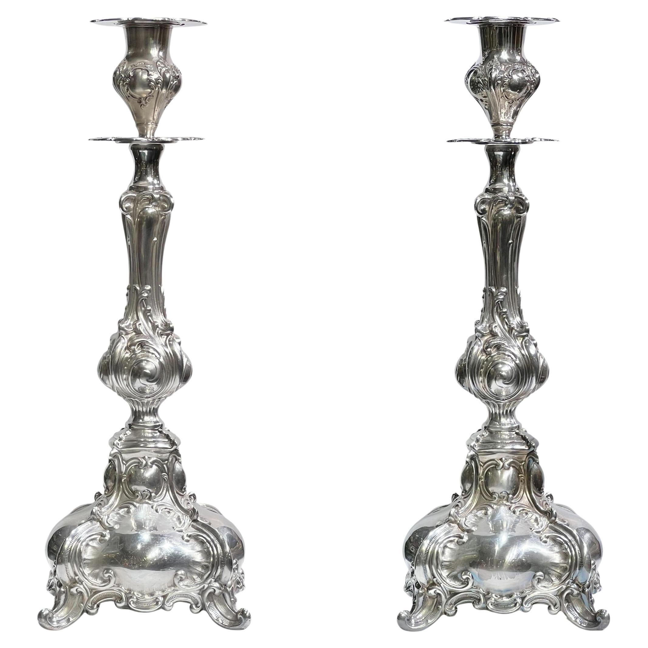 Coppia di grandi candelabri in argento sterling in stile barocco/rococò -- 26 pollici in vendita