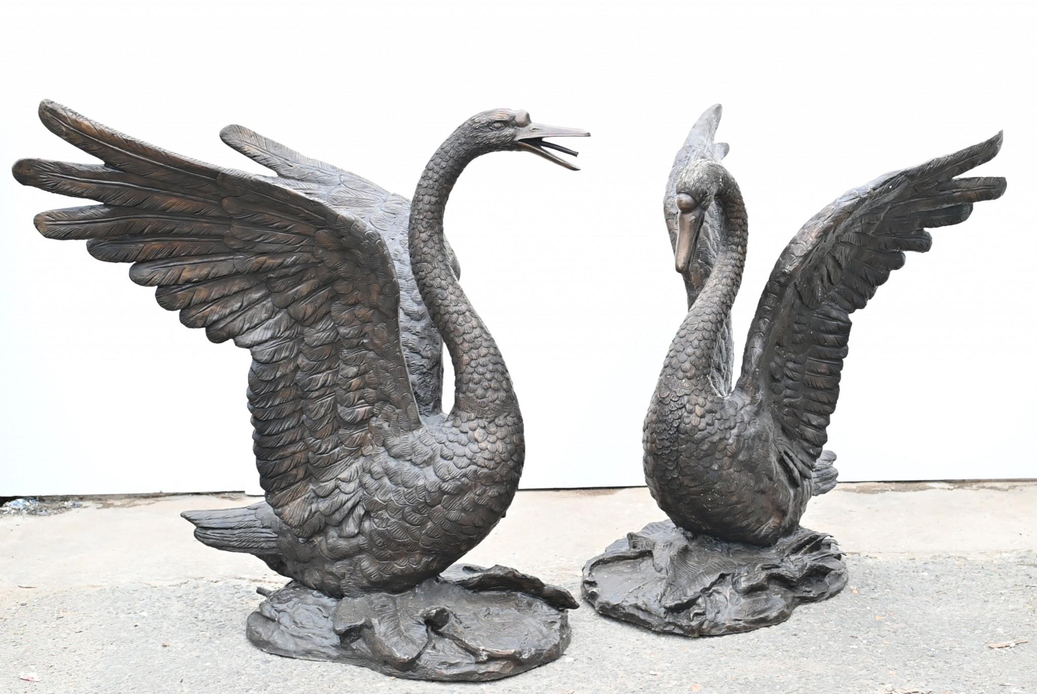 Coppia di statue di cigno di grandi dimensioni - Royal Bird Garden Casting in vendita 5