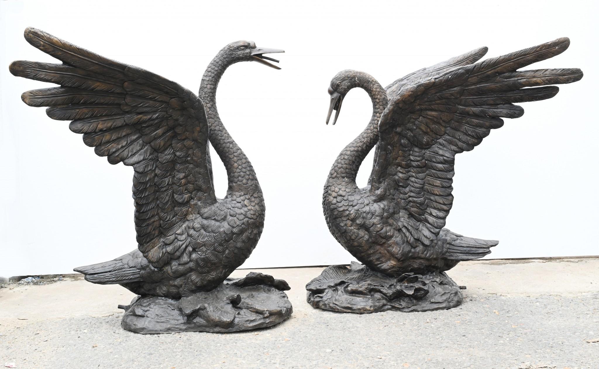 Coppia di statue di cigno di grandi dimensioni - Royal Bird Garden Casting in vendita 7