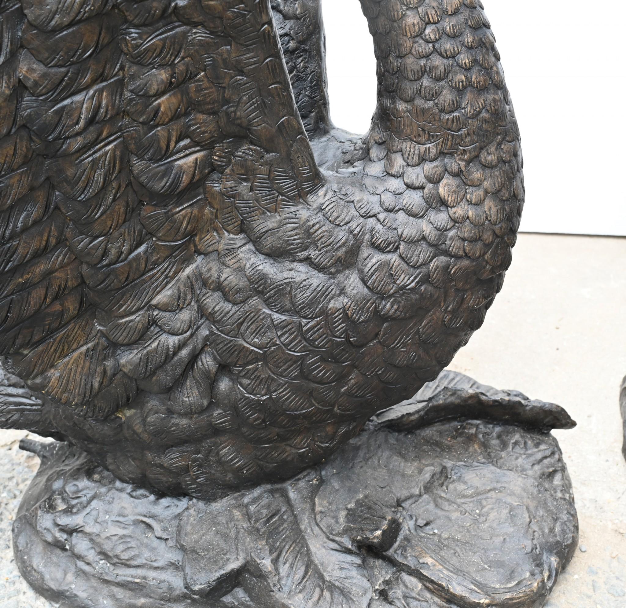 Coppia di statue di cigno di grandi dimensioni - Royal Bird Garden Casting in vendita 8