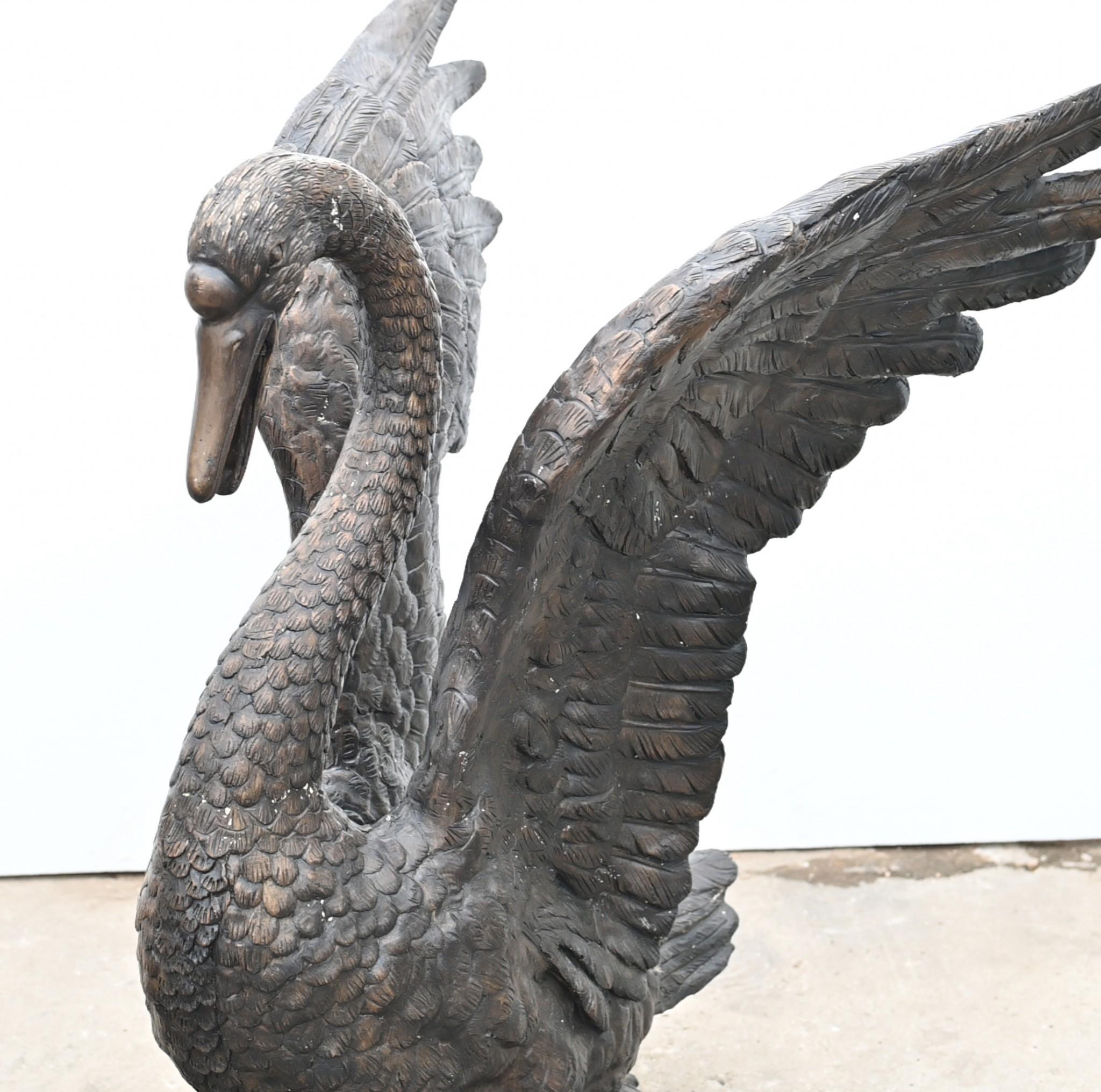 Fine XIX secolo Coppia di statue di cigno di grandi dimensioni - Royal Bird Garden Casting in vendita