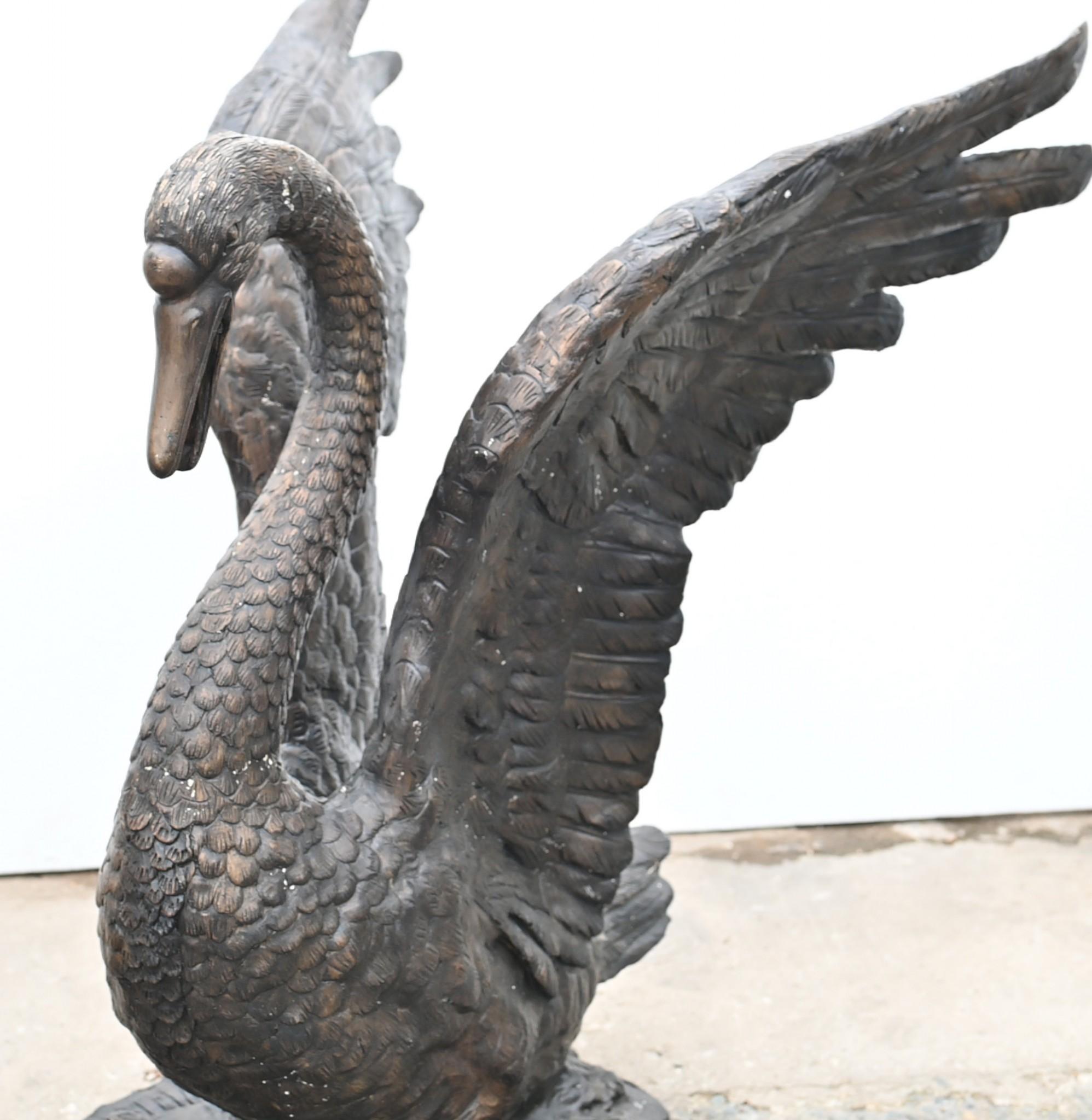 Coppia di statue di cigno di grandi dimensioni - Royal Bird Garden Casting in vendita 1