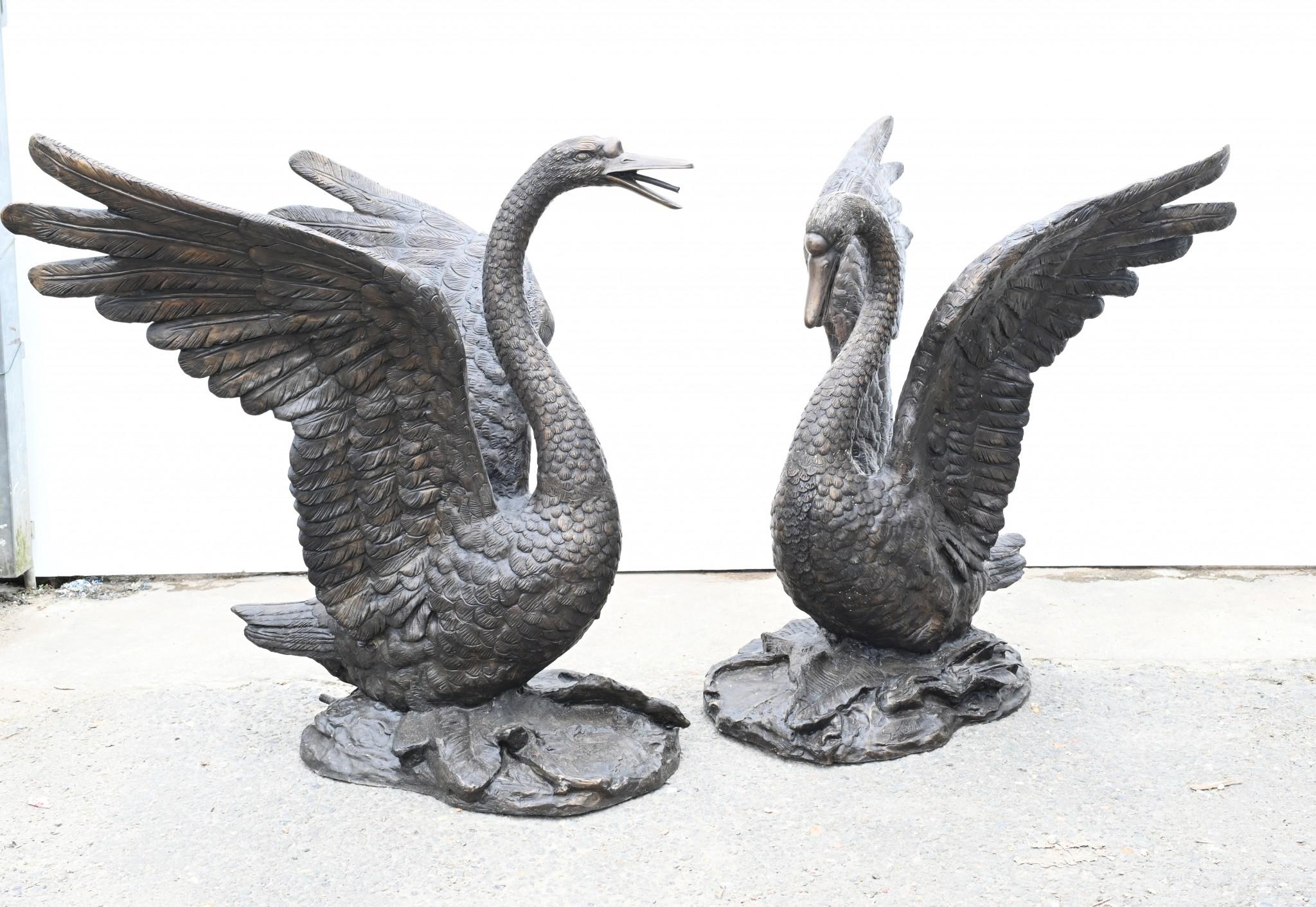 Coppia di statue di cigno di grandi dimensioni - Royal Bird Garden Casting in vendita 2