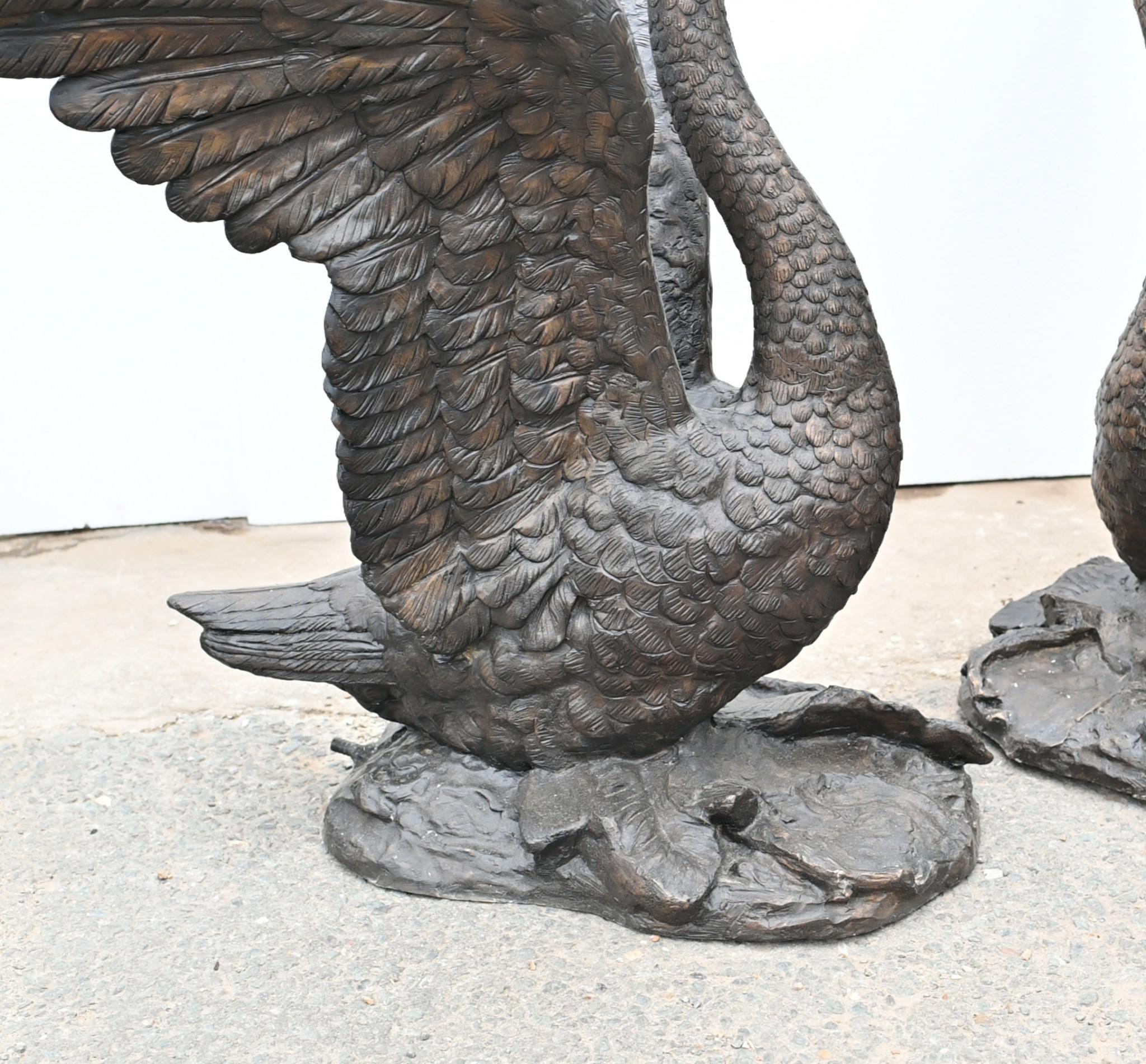 Coppia di statue di cigno di grandi dimensioni - Royal Bird Garden Casting in vendita 3