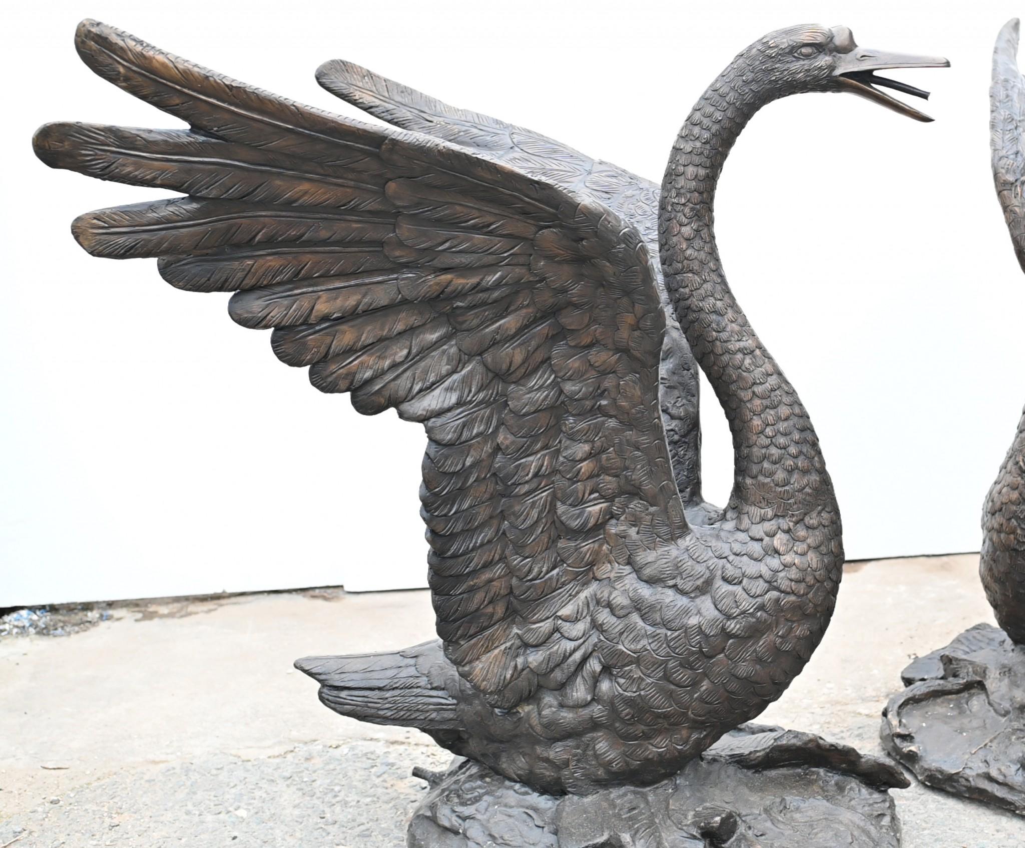 Coppia di statue di cigno di grandi dimensioni - Royal Bird Garden Casting in vendita 4