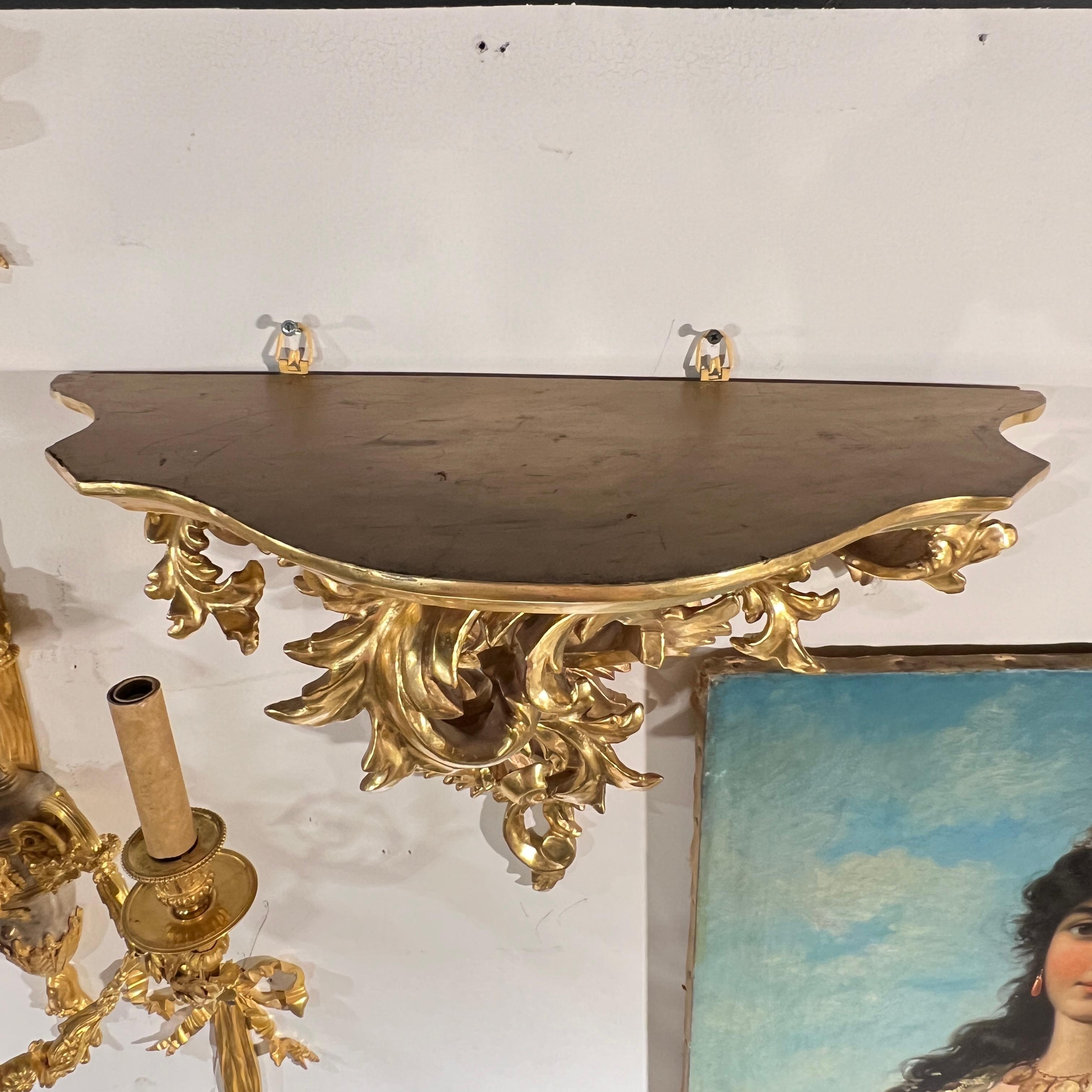 Paar große italienische handgeschnitzte Wandhalterungen aus vergoldetem Holz im Barockstil im Angebot 5