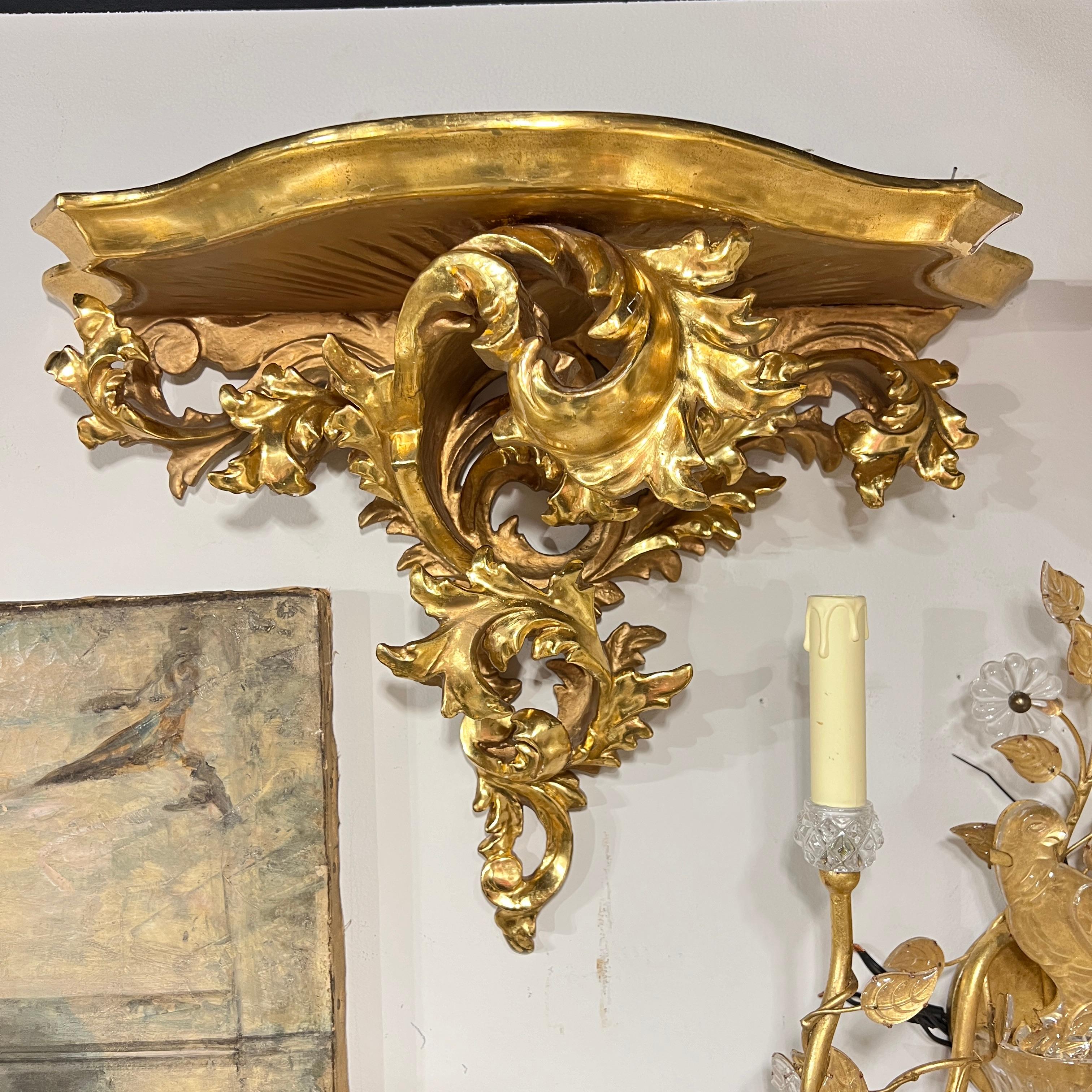 Paar große italienische handgeschnitzte Wandhalterungen aus vergoldetem Holz im Barockstil im Angebot 7