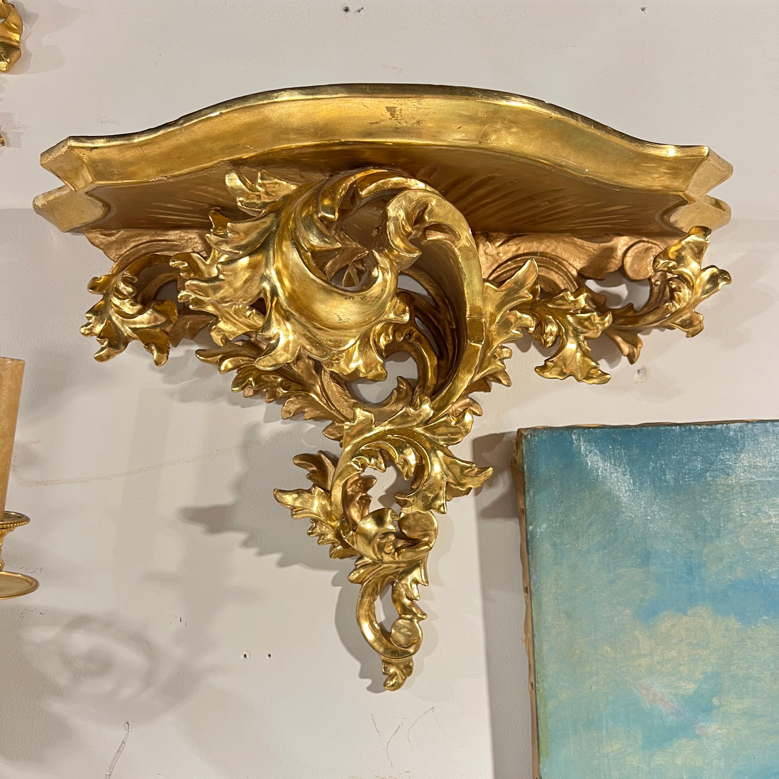 Paar große italienische handgeschnitzte Wandhalterungen aus vergoldetem Holz im Barockstil im Zustand „Gut“ im Angebot in New York, NY