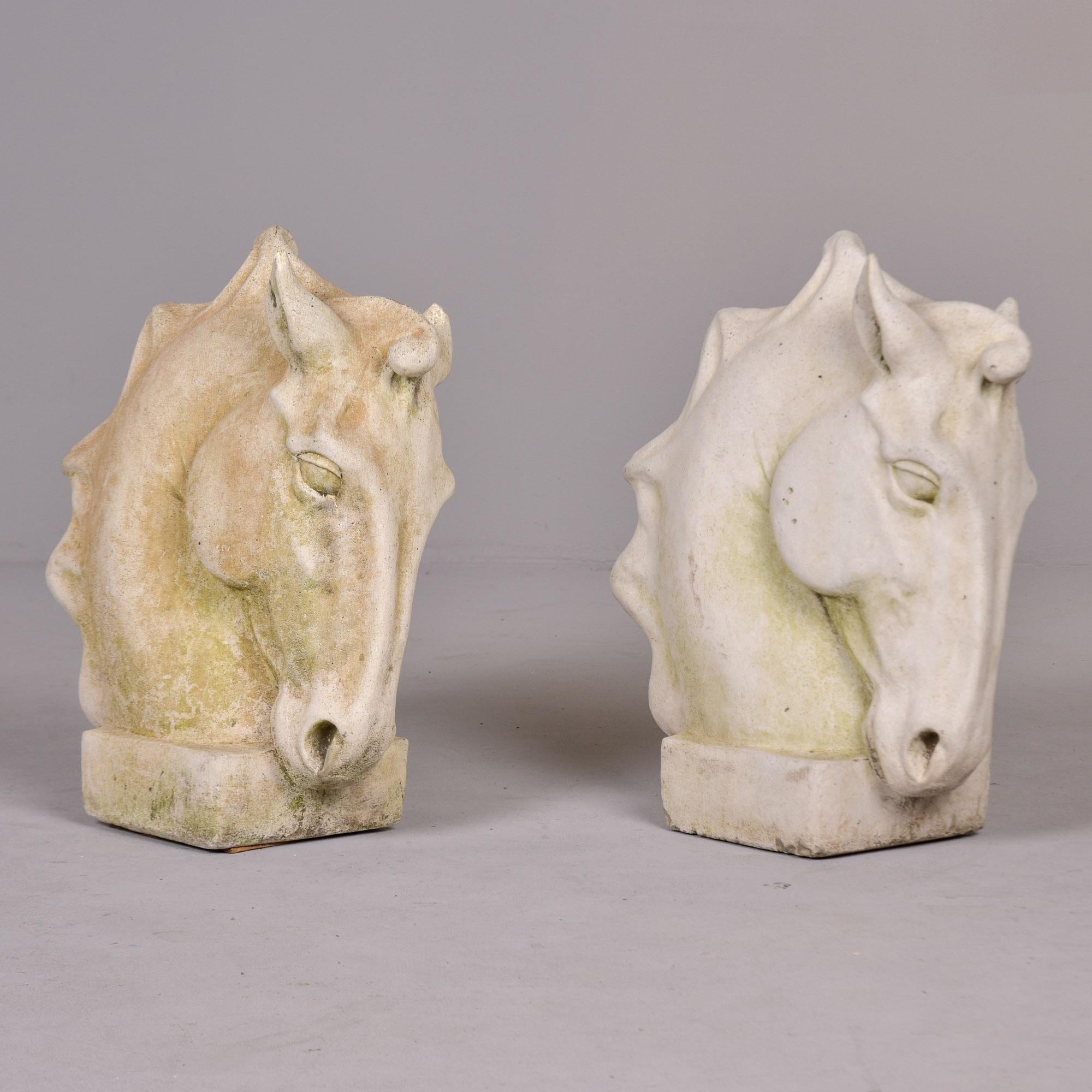 Encontradas en Inglaterra, estas estatuas de jardín de cemento / piedra fundida con cabezas de caballo datan de la década de 1990. Tamaño considerable: miden algo menos de 60 centímetros de alto, con detalles muy bien representados. Muy buen estado