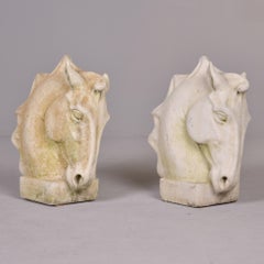Paire de grandes statues de jardin anglaises anciennes en ciment moulé à tête de cheval