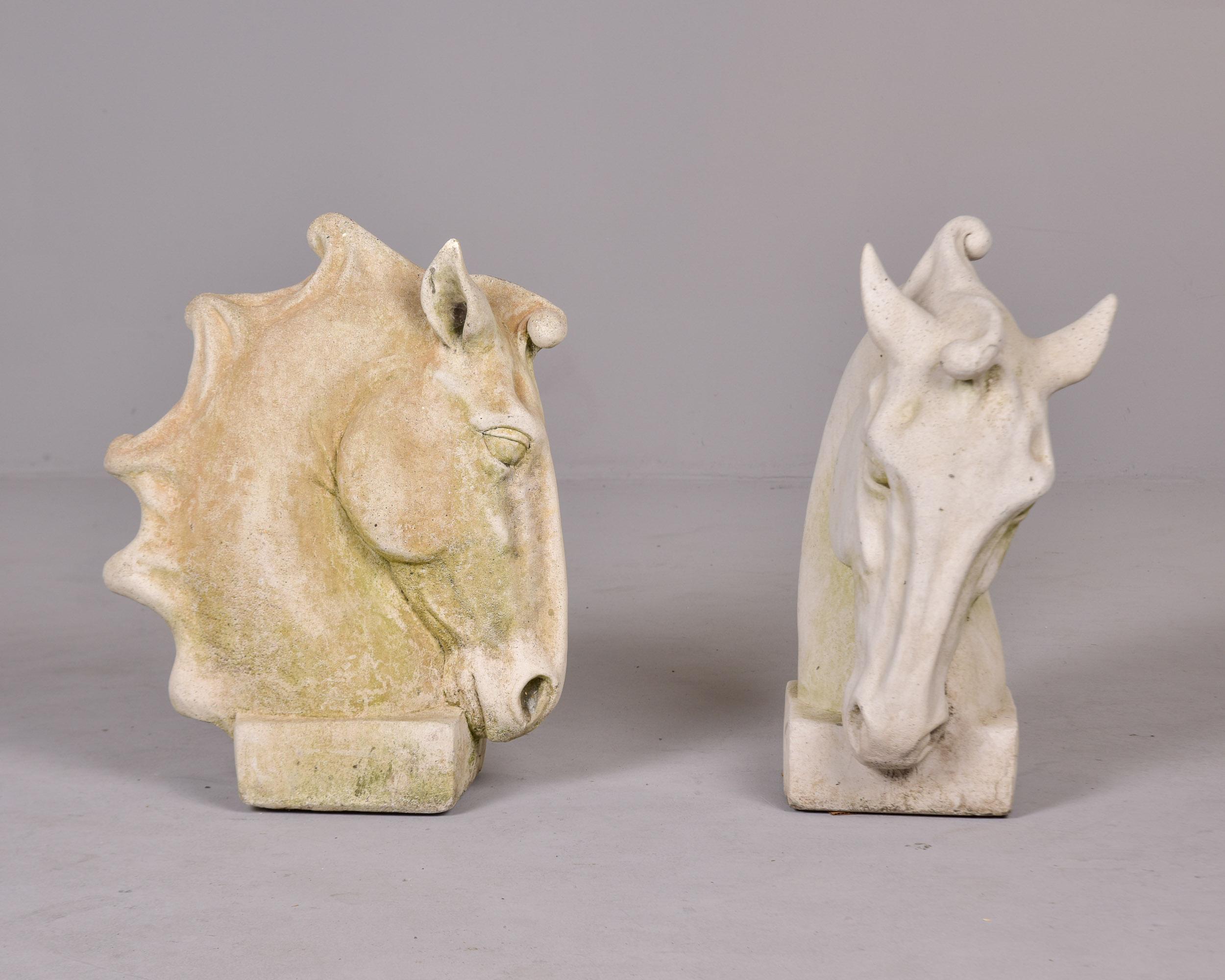 Pareja de grandes estatuas inglesas vintage de cemento fundido con cabeza de caballo para jardín Vaciado en venta