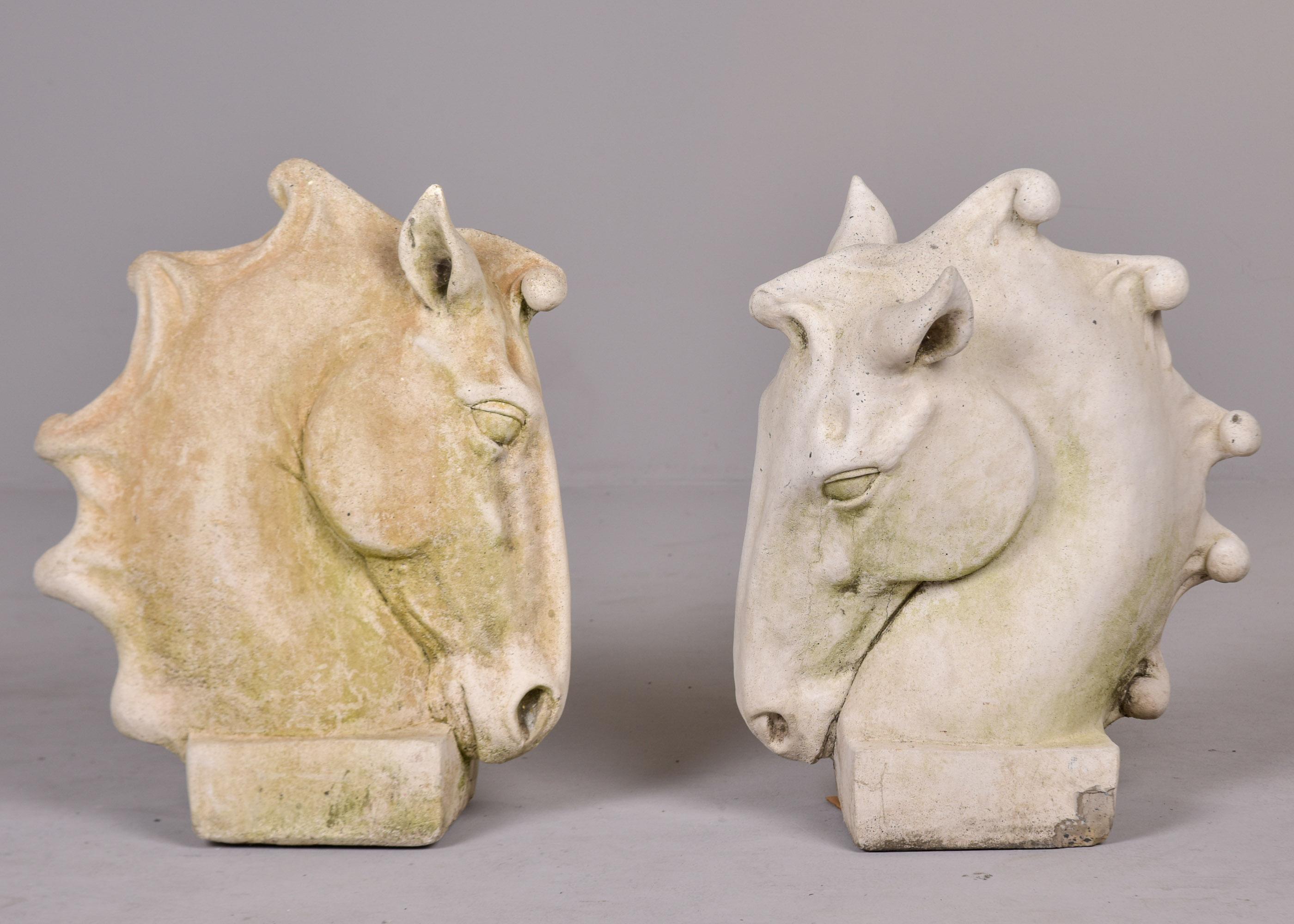 Pareja de grandes estatuas inglesas vintage de cemento fundido con cabeza de caballo para jardín en Bueno estado para la venta en Troy, MI