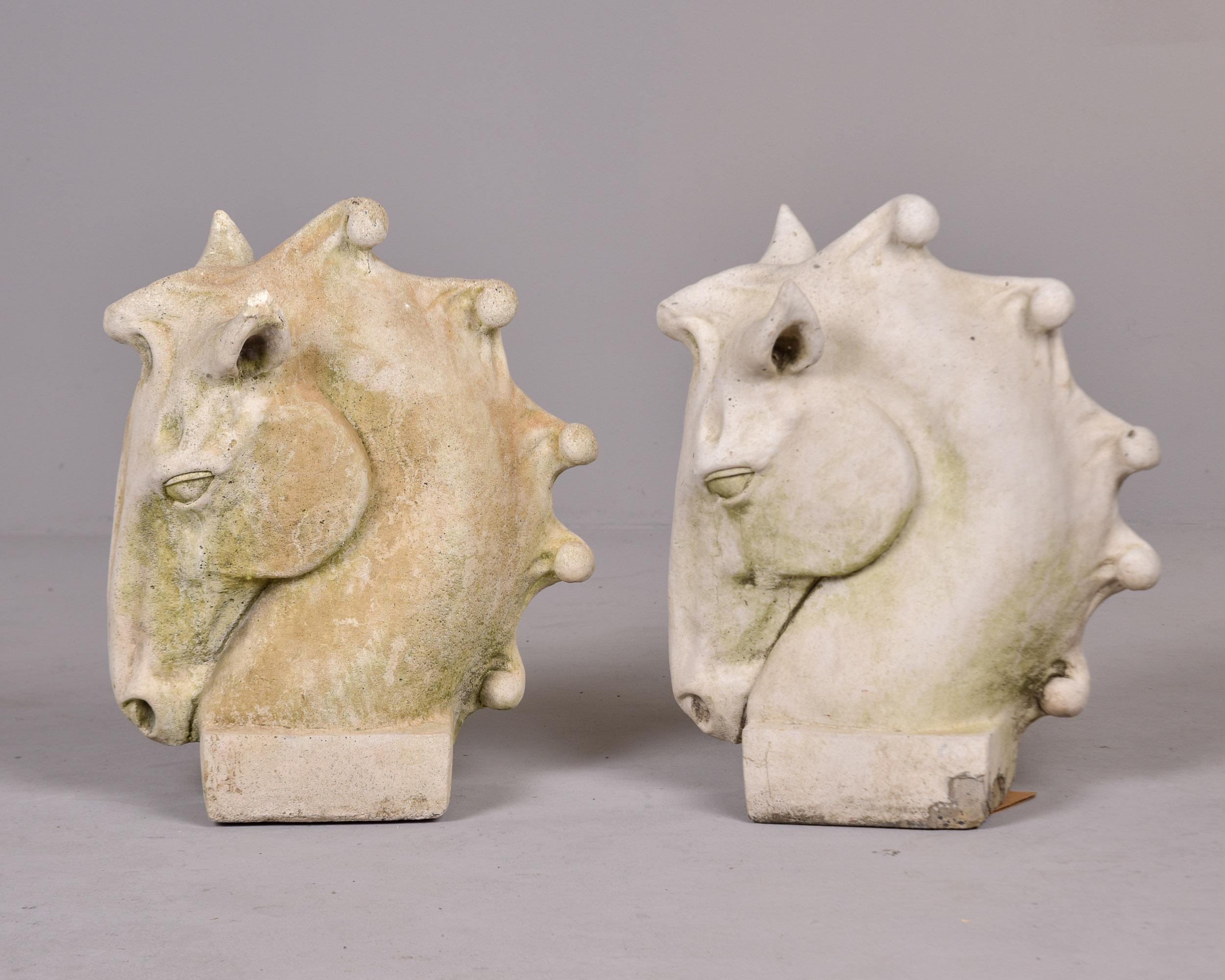 Pareja de grandes estatuas inglesas vintage de cemento fundido con cabeza de caballo para jardín Cemento en venta