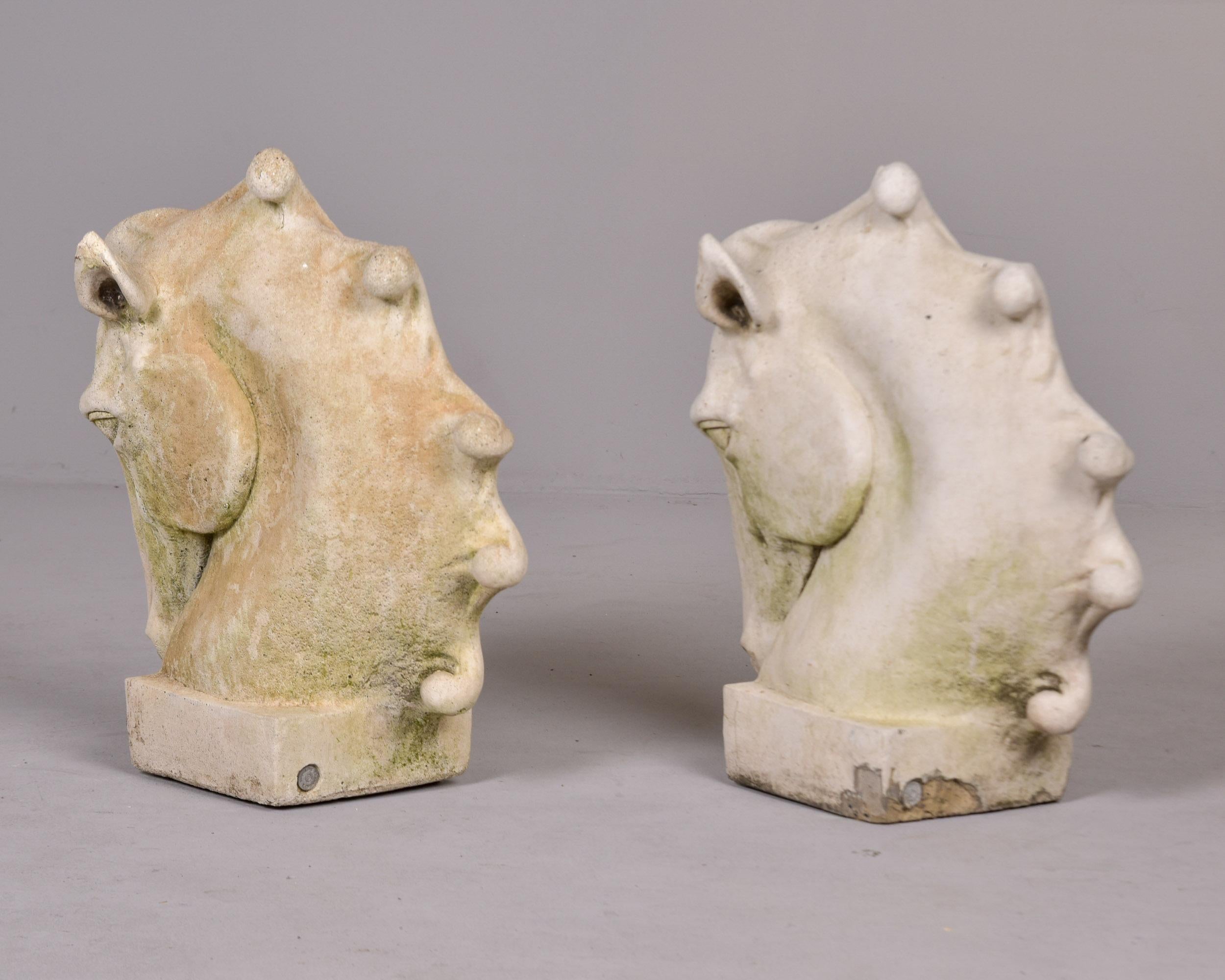 Pareja de grandes estatuas inglesas vintage de cemento fundido con cabeza de caballo para jardín en venta 1