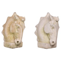 Pareja de grandes estatuas inglesas vintage de cemento fundido con cabeza de caballo para jardín