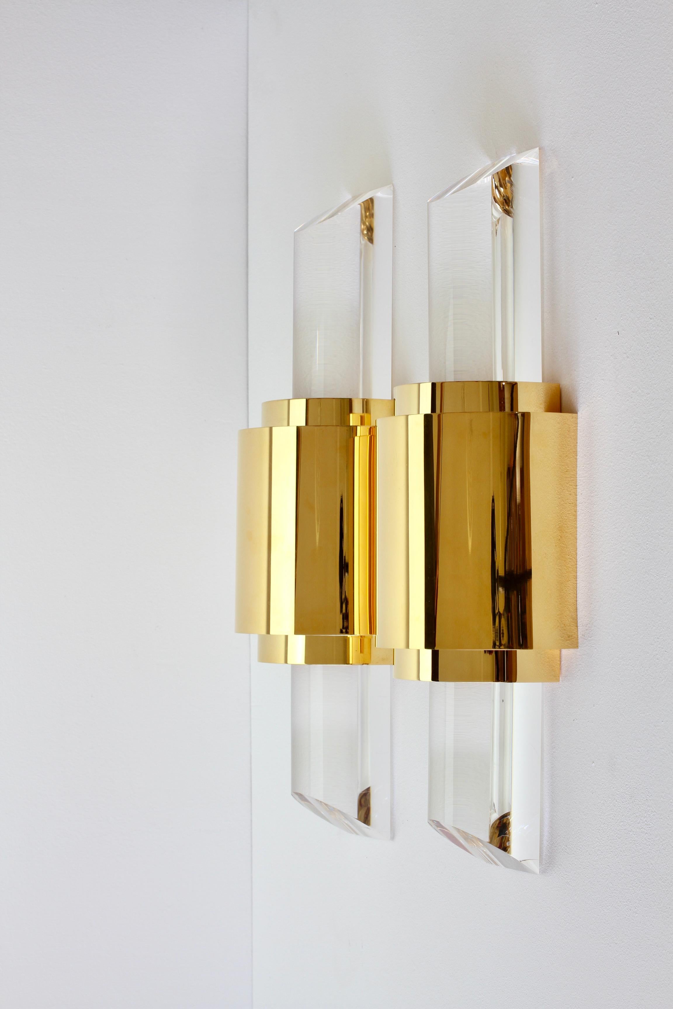 Pair Large Vintage Hollywood Regency Lucite and Gold Wall Lights or Sconces In Good Condition In Landau an der Isar, Bayern