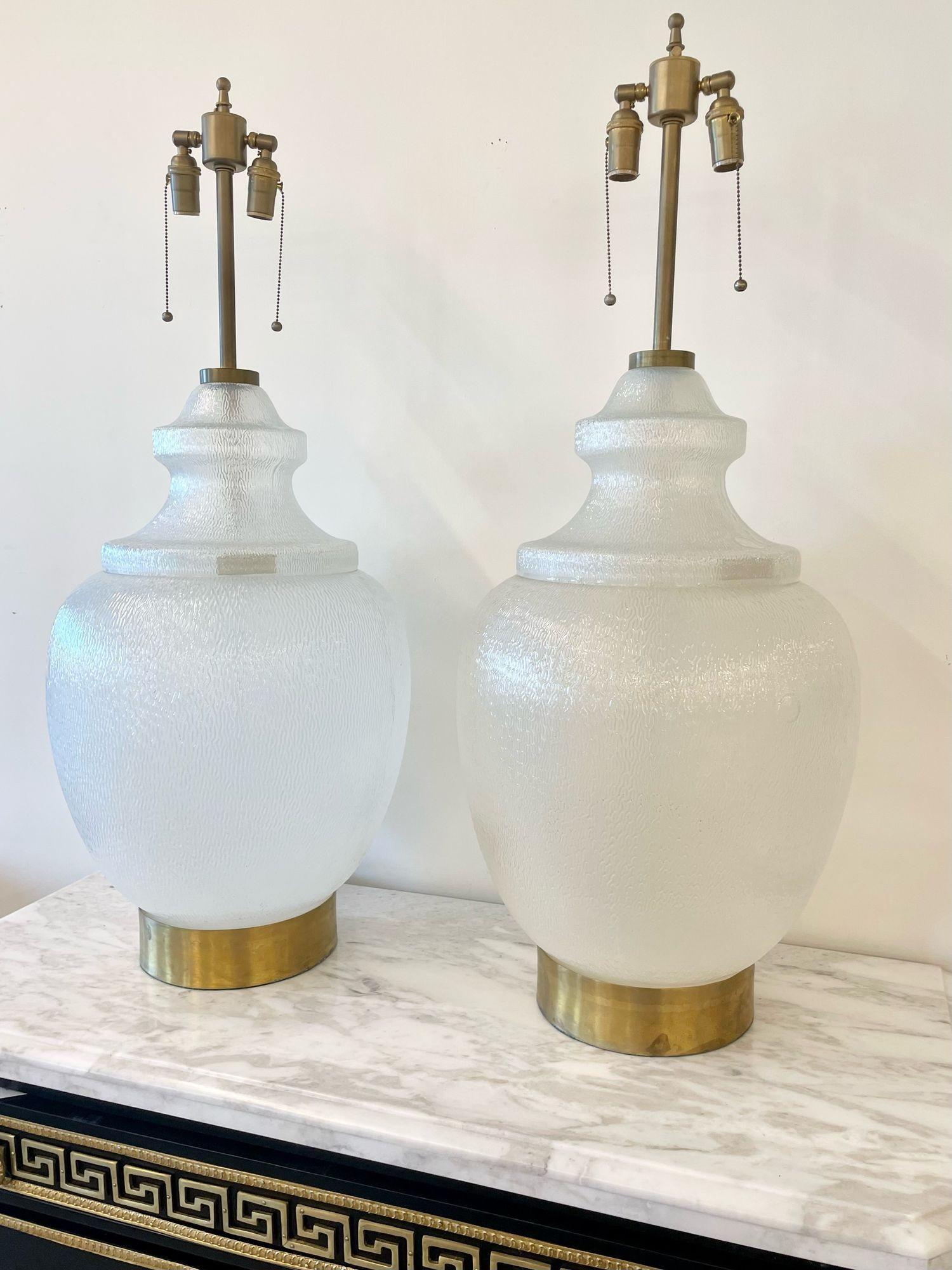 Mid-Century Modern Paire de grandes lampes de bureau blanches de style mi-siècle moderne, verre d'art texturé, laiton, années 1960 en vente