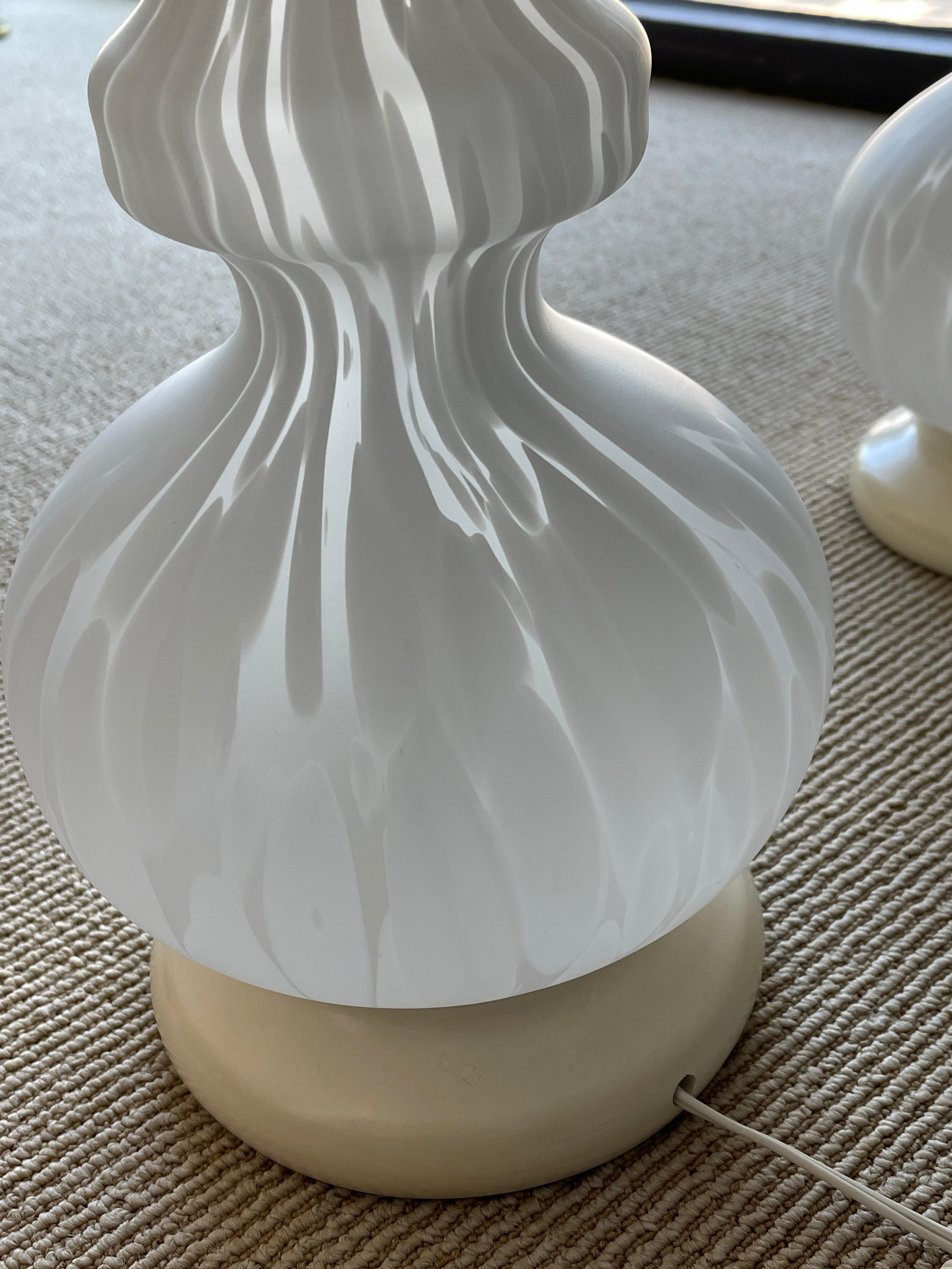 20ième siècle Paire de grandes lampes de bureau en verre de Murano dépoli et tacheté de blanc, Italie en vente