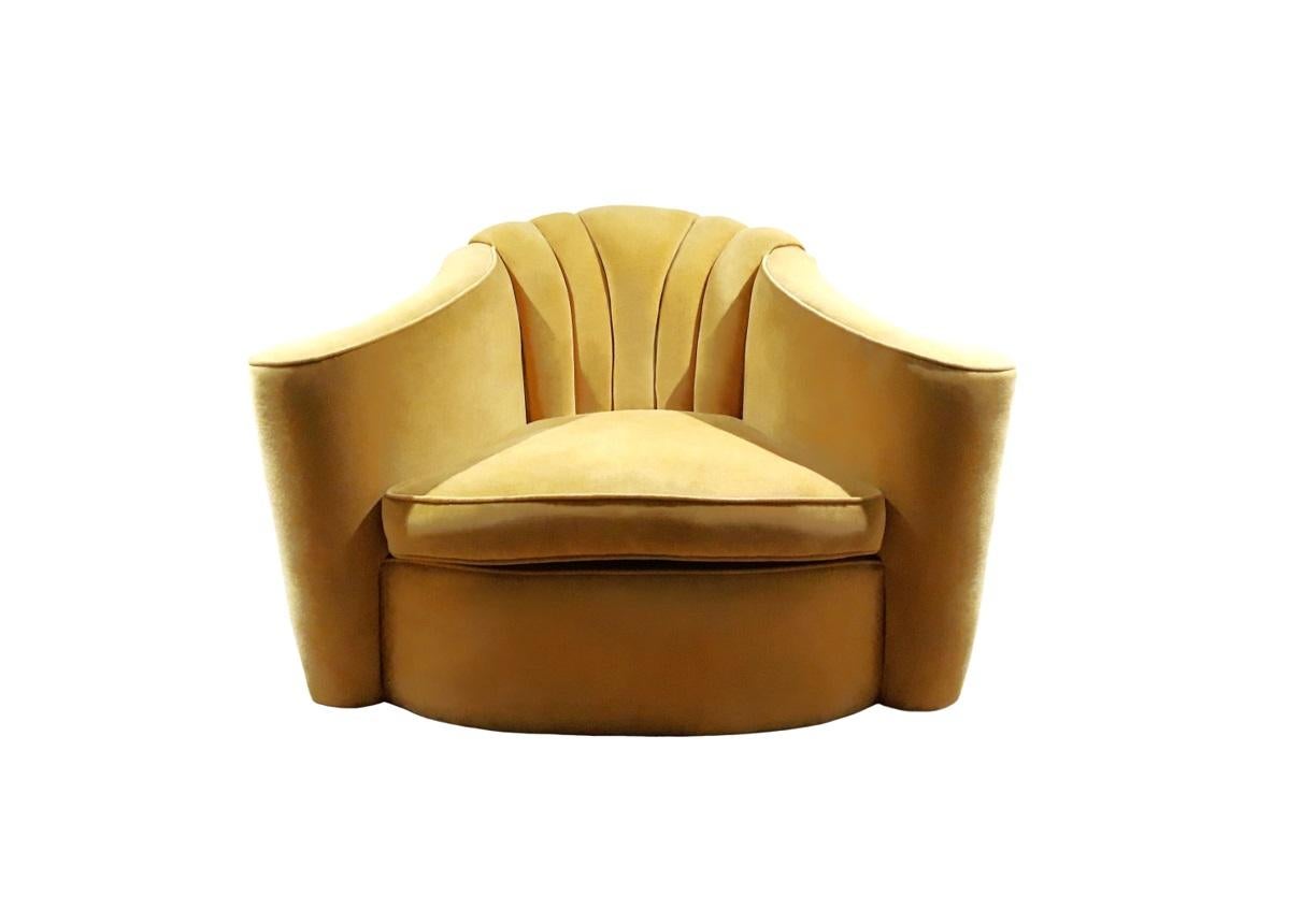 La paire de chaises à forme artistique sculptée est parfaite pour ceux qui aiment se démarquer. Conçue par le légendaire architecte d'intérieur Larry Laslo et solidement construite par Directional, l'un des premiers fabricants de meubles du pays.
