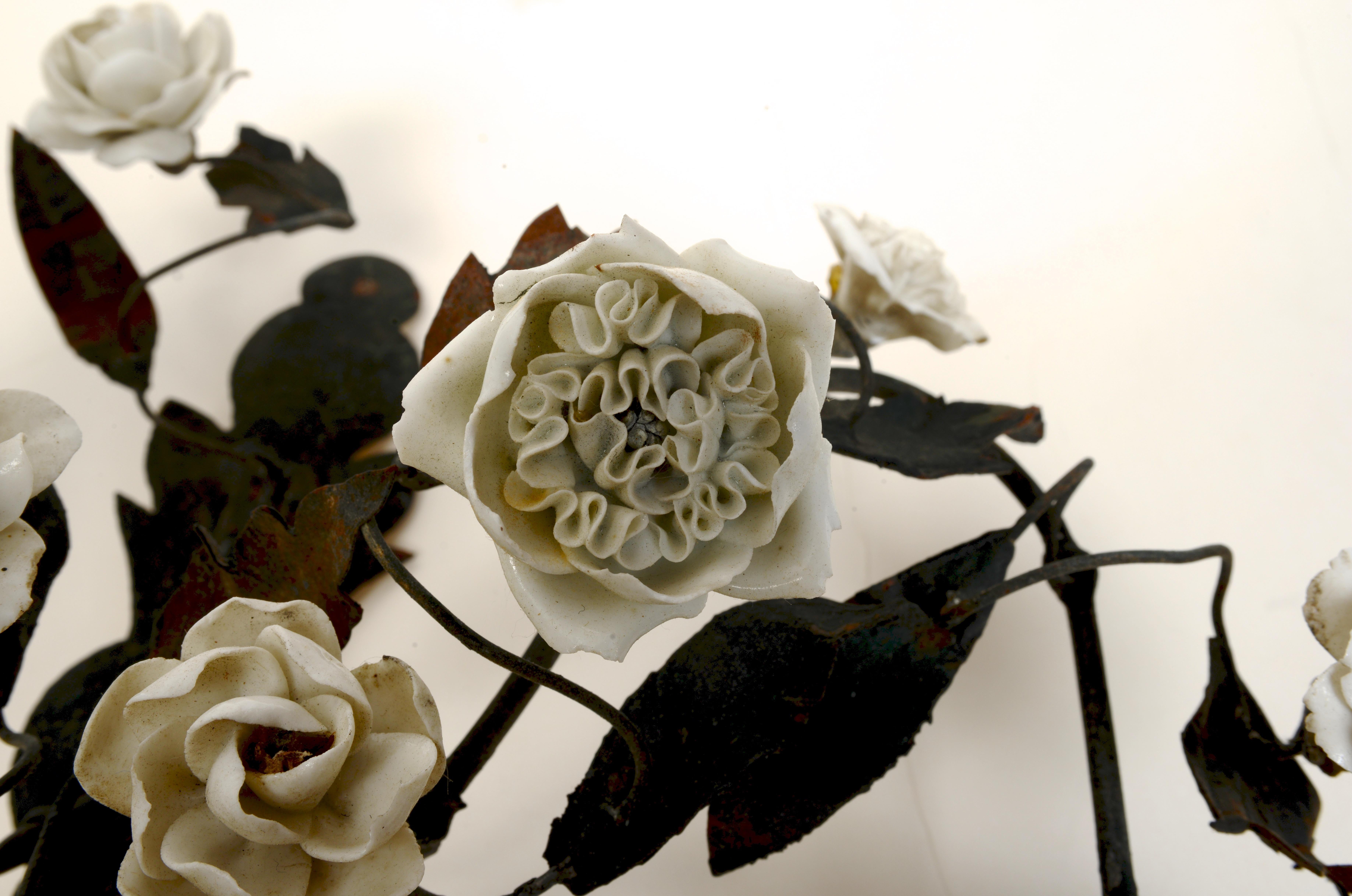 Französische florale Wandleuchter aus Zinn mit weißen Porzellanblumen aus dem späten 18. Jahrhundert, Paar 7