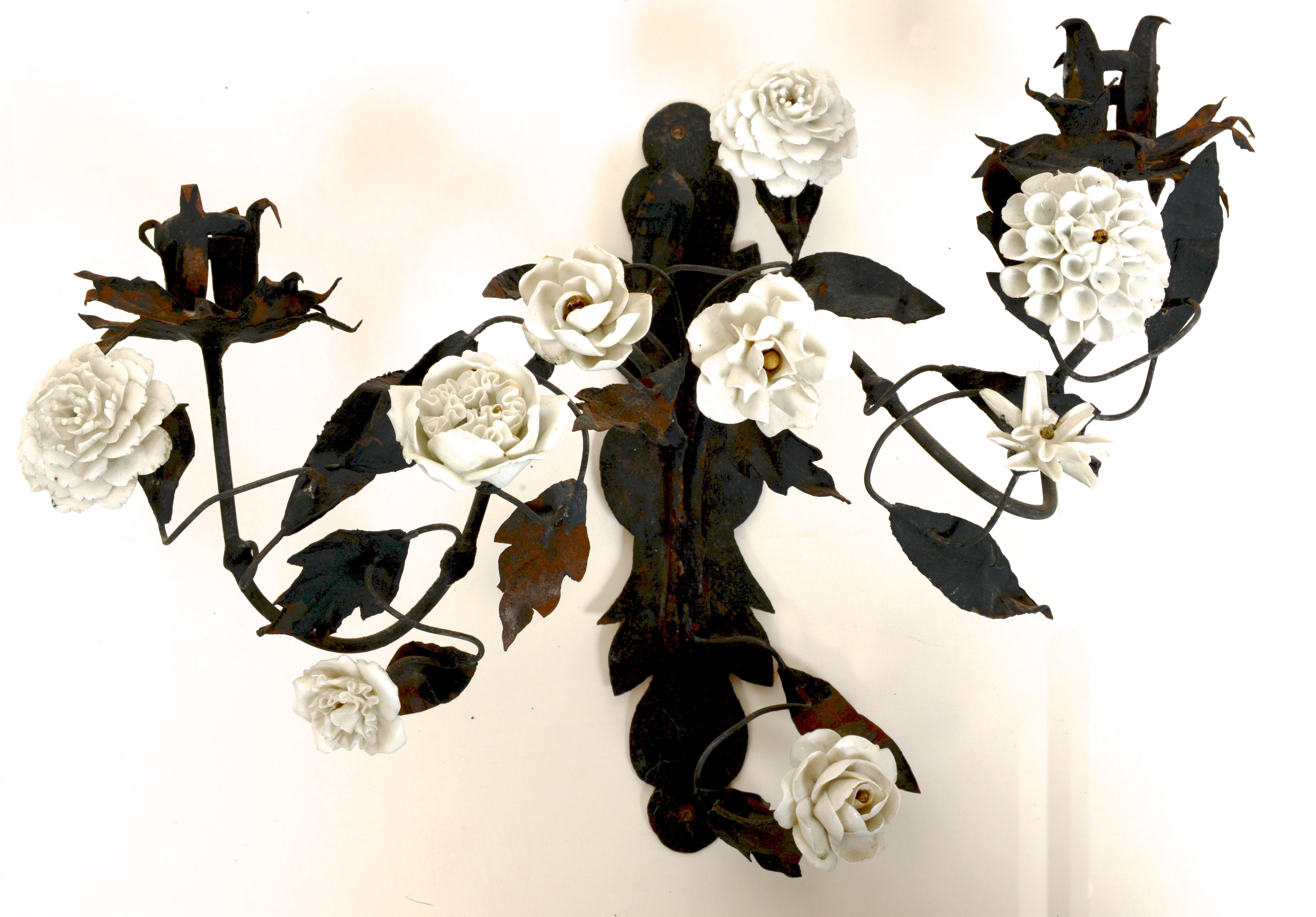 Französische florale Wandleuchter aus Zinn mit weißen Porzellanblumen aus dem späten 18. Jahrhundert, Paar 1
