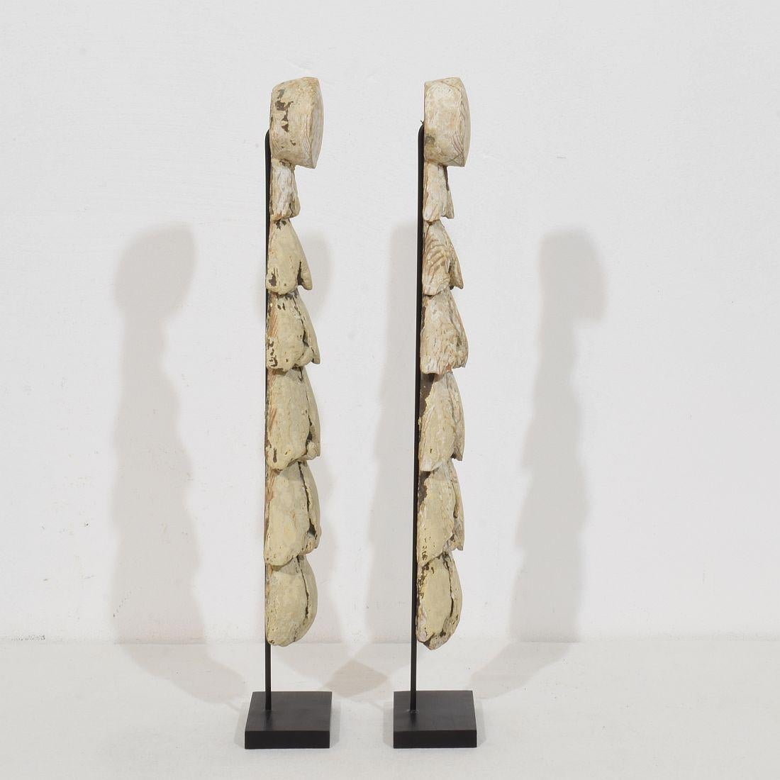 Pair Late 18th Century French Neoclassical Carved Wooden Ornaments In Good Condition For Sale In Buisson, FR