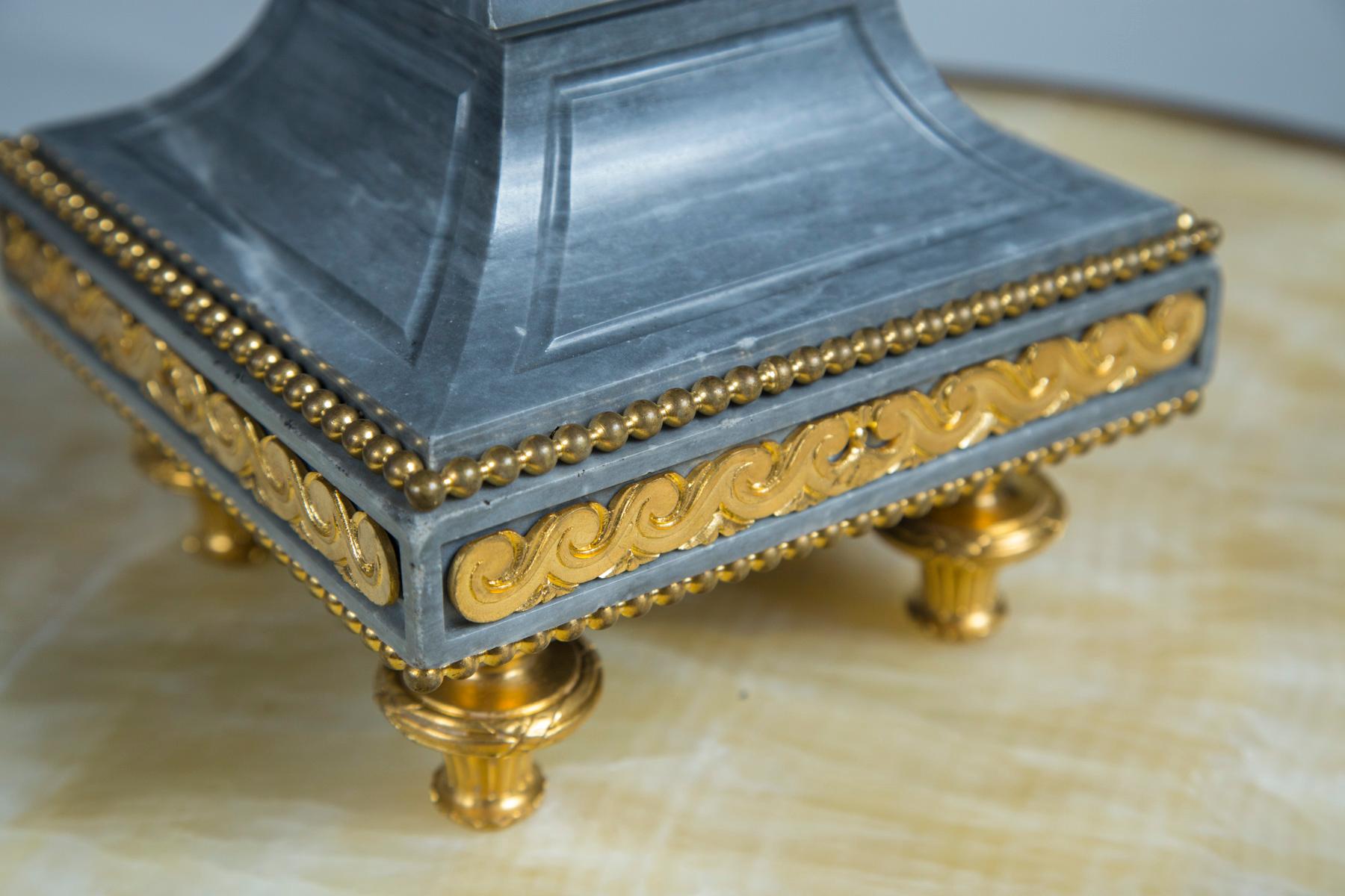 Paar vergoldete Bronzestücke aus dem späten 18. Jahrhundert, patiniert  Urnen aus Bronze und Marmor (Vergoldet)