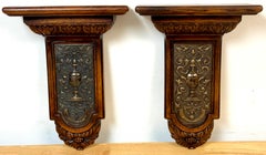 Pareja de estanterías de pared neoclásicas inglesas de roble tallado y plateado de finales del siglo XIX