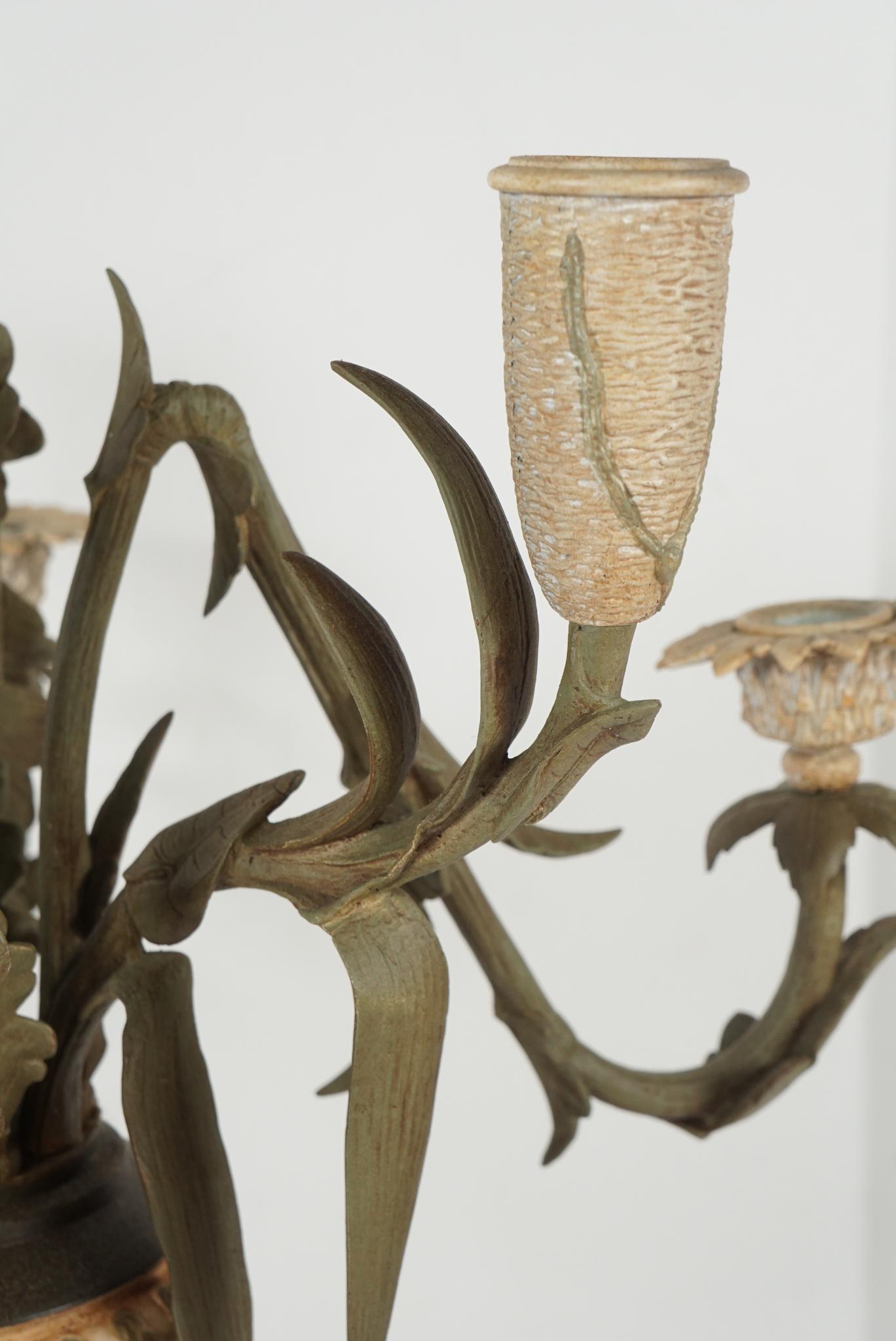 Français Paire de candélabres en forme d'urne et de fleur en bronze peint en tôle de style français de la fin du XIXe siècle en vente