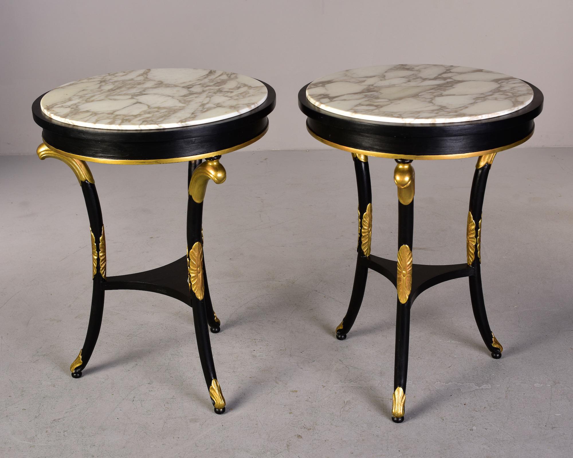Paar ebonisierte Tische im Regency-Stil des späten 19. Jahrhunderts mit vergoldeten Holzbeschlägen und Marmorplatten im Angebot 5