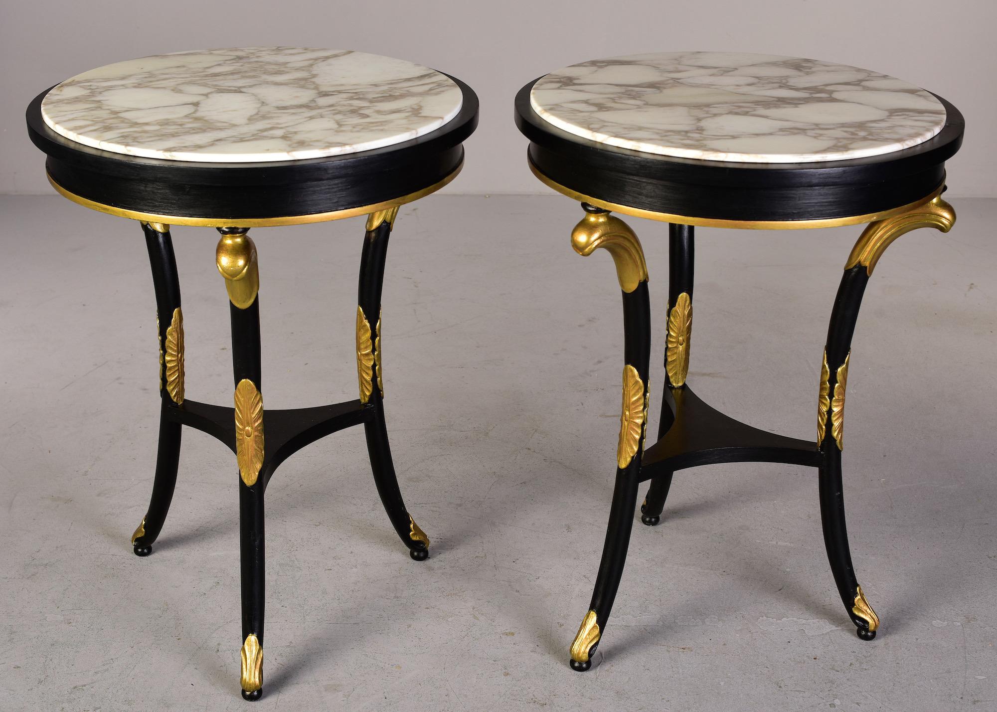 Paar ebonisierte Tische im Regency-Stil des späten 19. Jahrhunderts mit vergoldeten Holzbeschlägen und Marmorplatten im Angebot 6