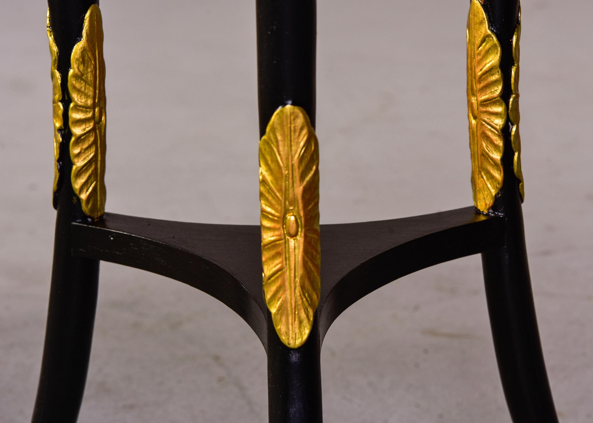 Paar ebonisierte Tische im Regency-Stil des späten 19. Jahrhunderts mit vergoldeten Holzbeschlägen und Marmorplatten im Zustand „Gut“ im Angebot in Troy, MI