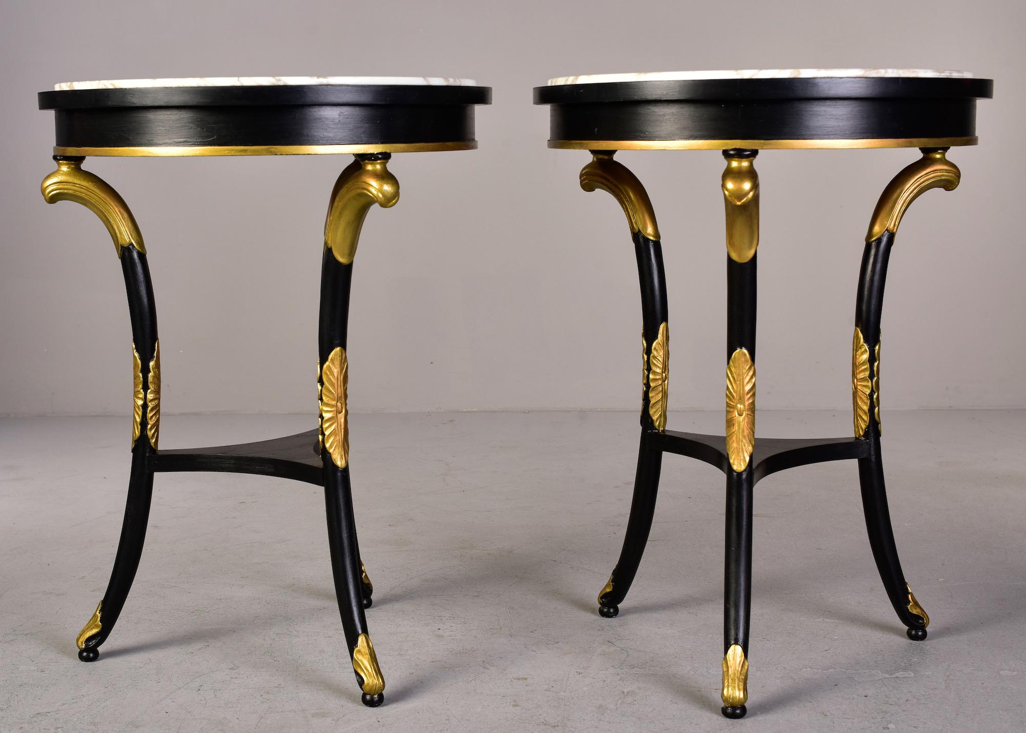 Paar ebonisierte Tische im Regency-Stil des späten 19. Jahrhunderts mit vergoldeten Holzbeschlägen und Marmorplatten im Angebot 4