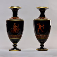 Paire de vases néoclassiques en porcelaine noire de la fin du XIXe siècle
